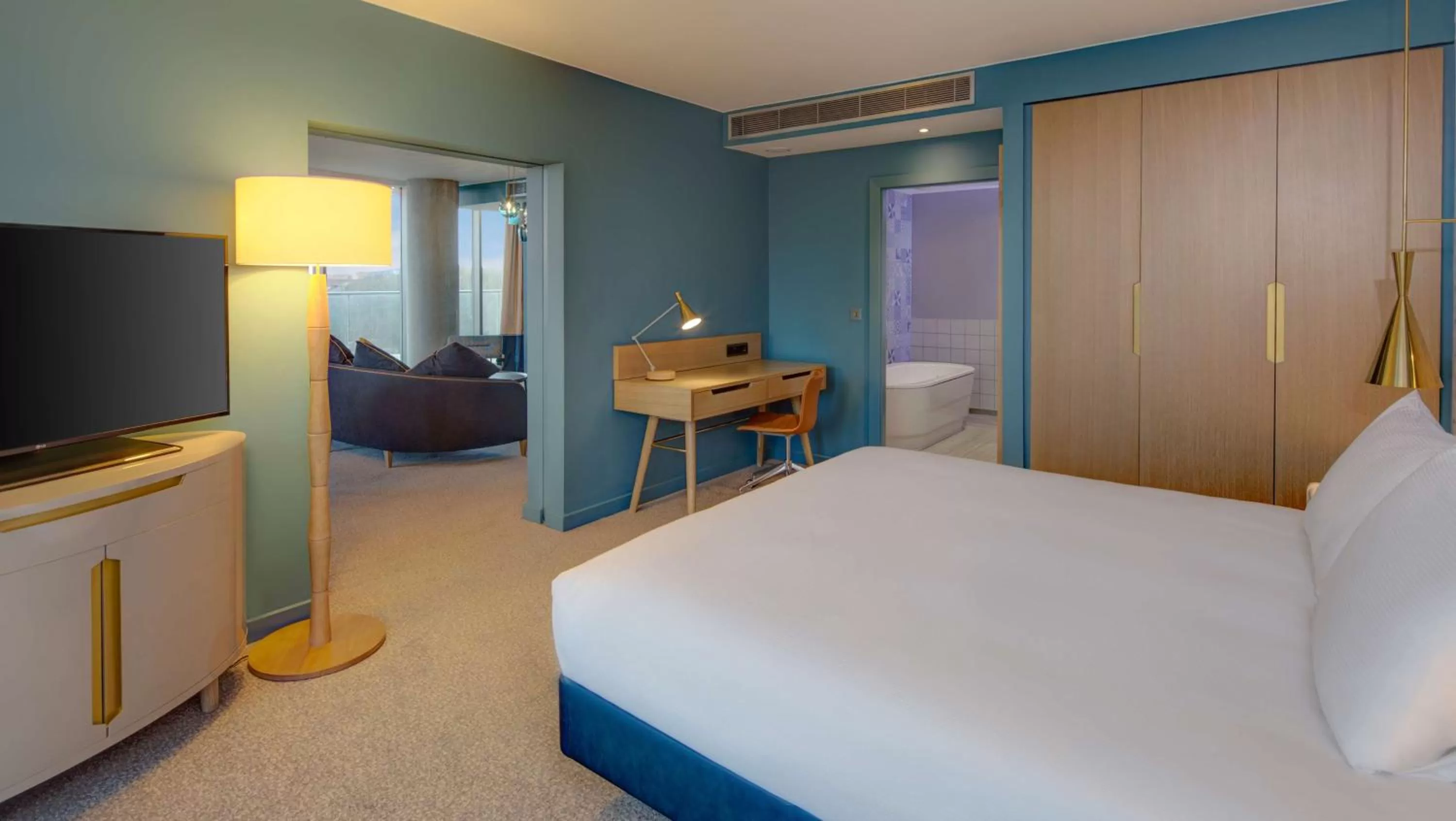 King One Bedroom Suite With Sea View in Hilton Bournemouth