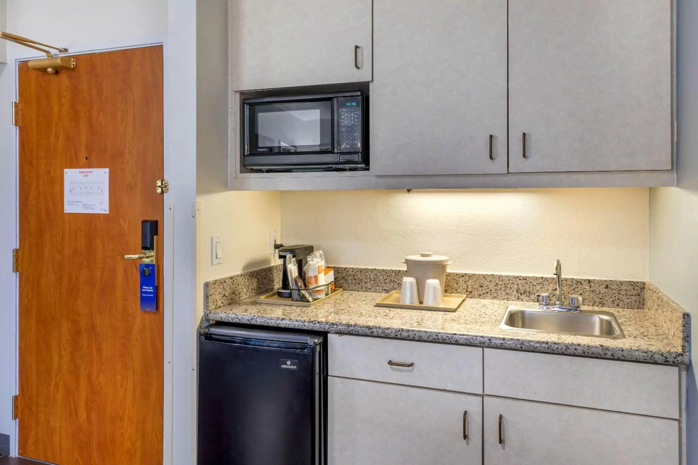 Photo of the whole room, Kitchen/Kitchenette in Comfort Suites Denver Tech Center/Englewood