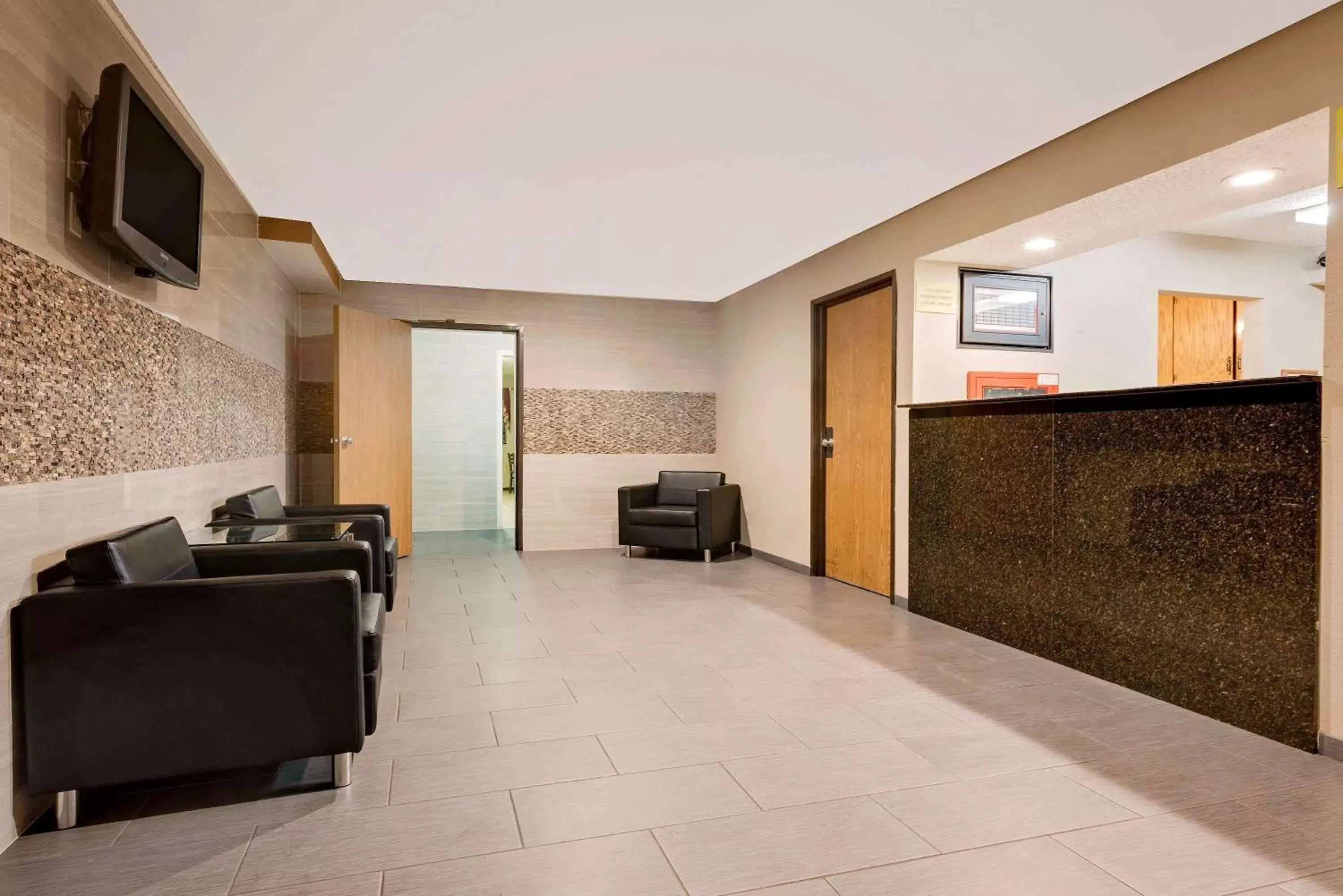 Lobby or reception, Lobby/Reception in Super 8 by Wyndham Mentor/Cleveland Area