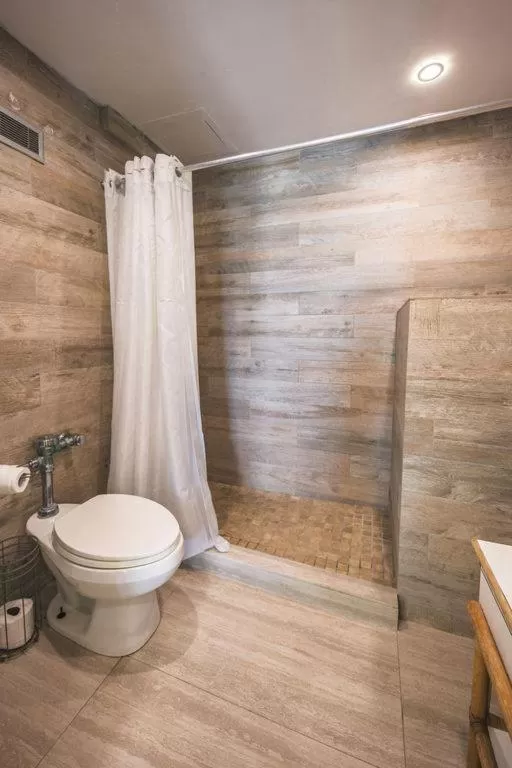 Shower in ESJ Towers by Chana