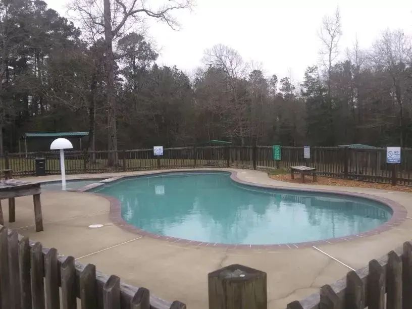 Property building, Swimming Pool in Whispering Creek Lodging & RV Resort