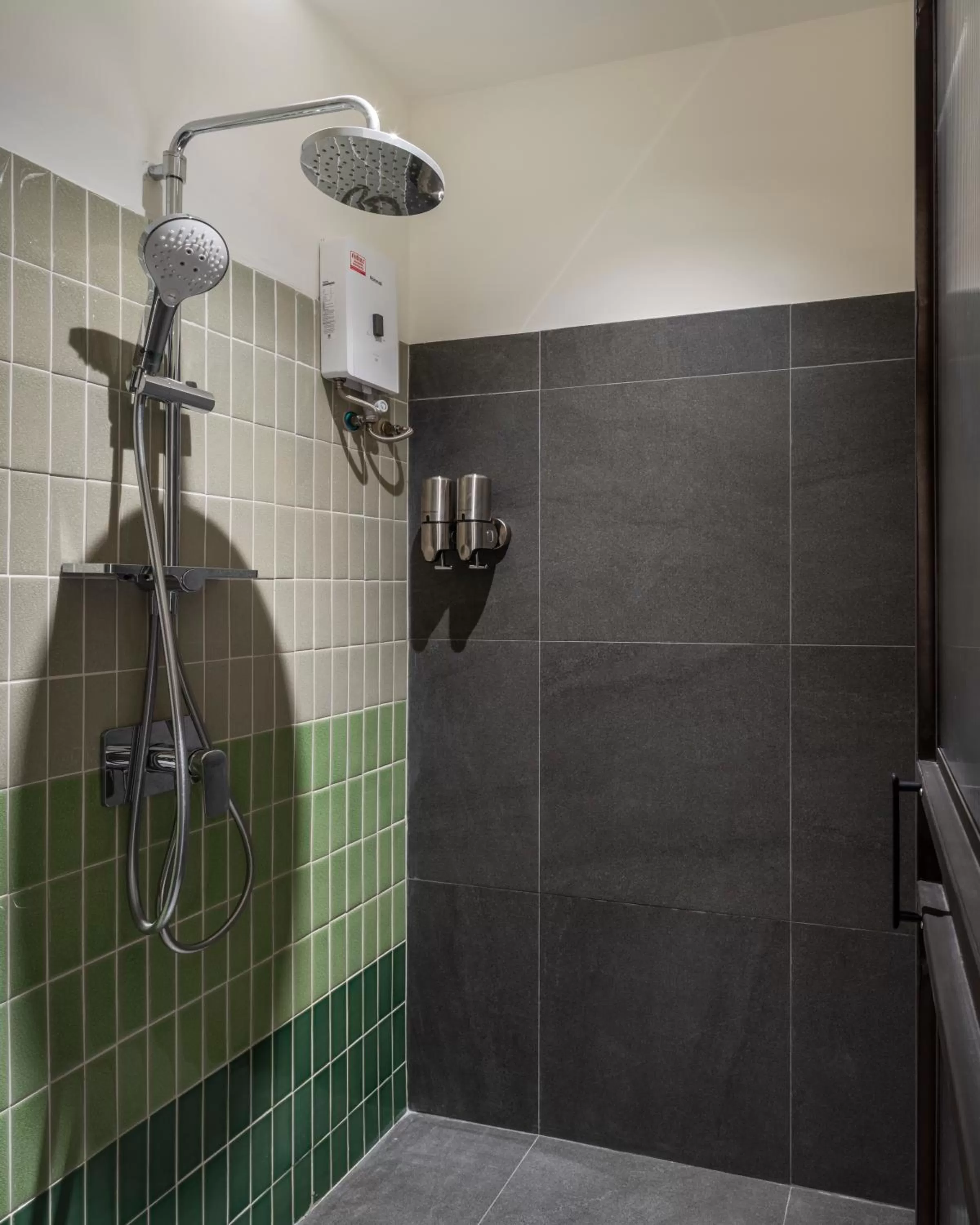 Shower in Lilit Bang Lumphu Hotel