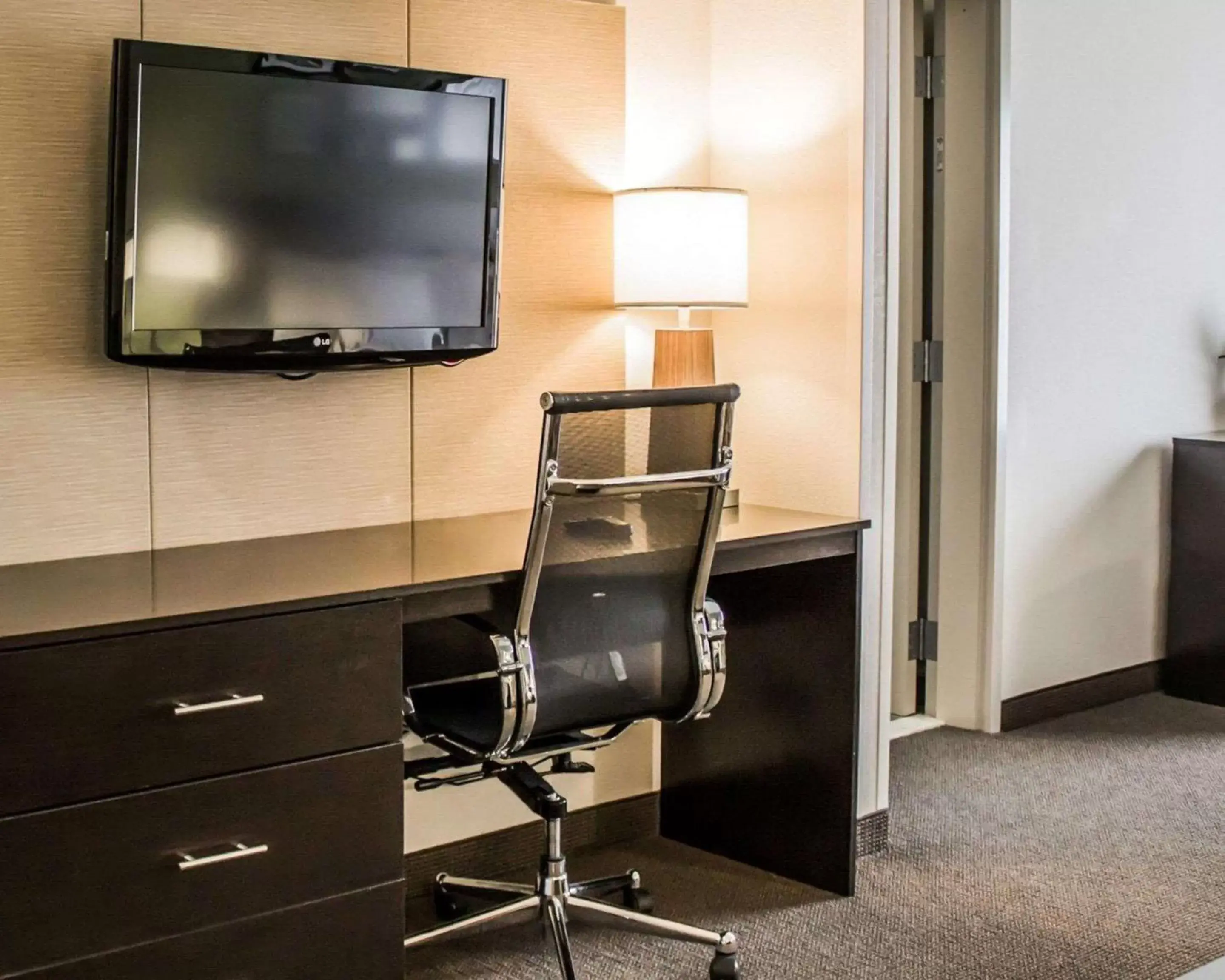 Photo of the whole room, TV/Entertainment Center in Sleep Inn & Suites Harrisburg -Eisenhower Boulevard