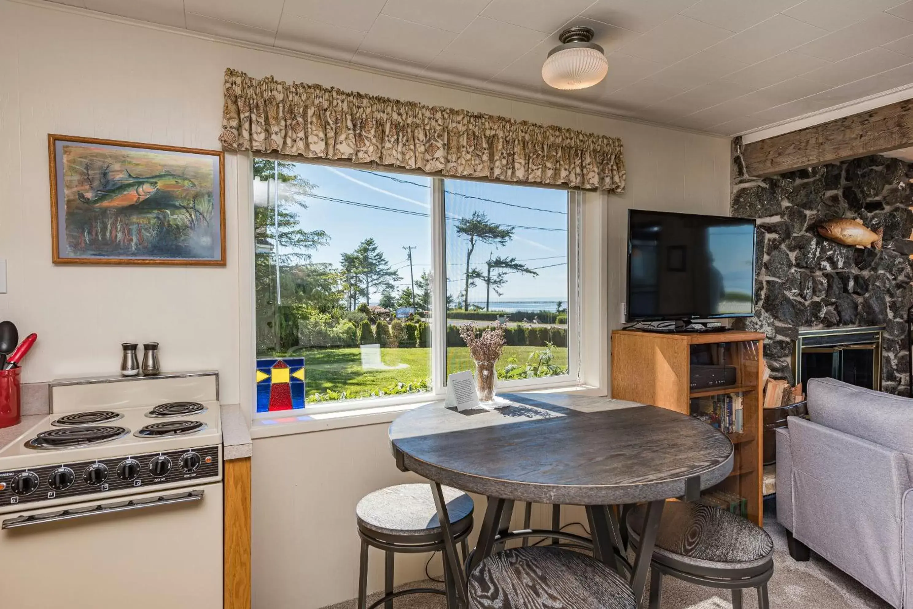 Dining Area in Juan de Fuca Cottages