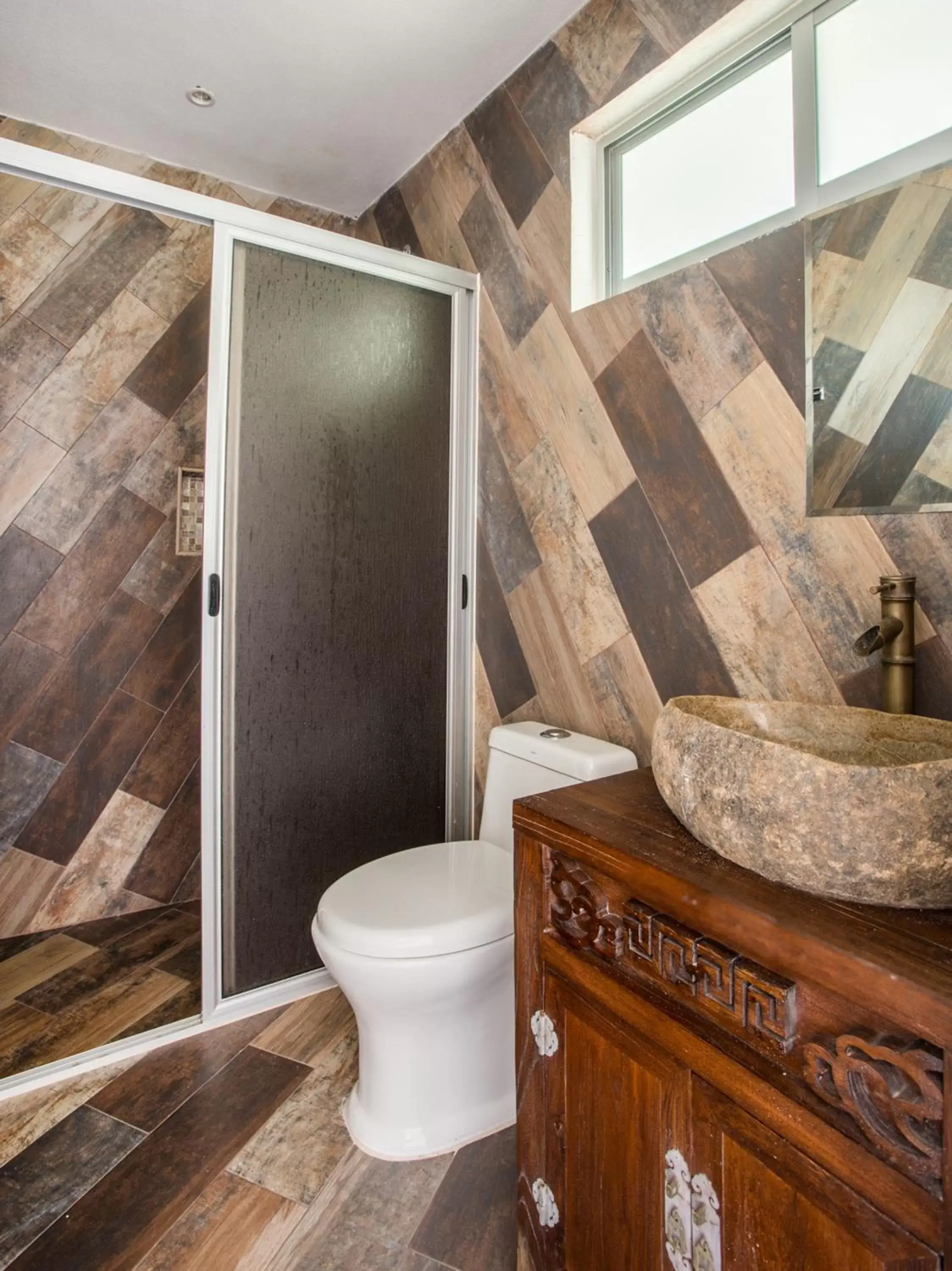 Bathroom in Capital O Cancun Ocean View, Cancún