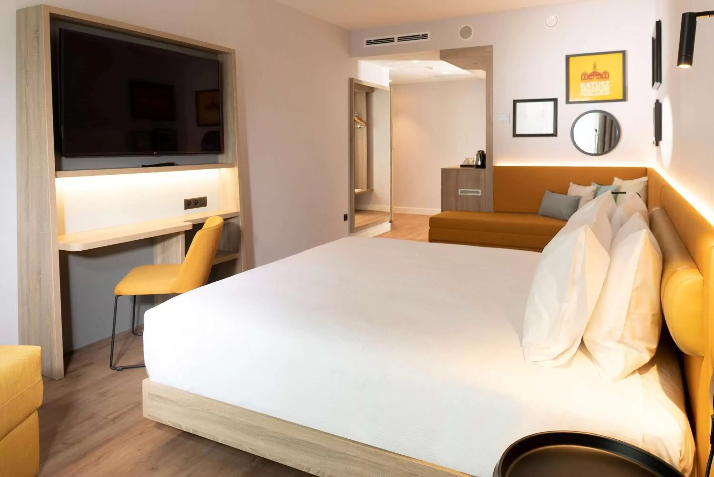 Bedroom, Bed in Hampton By Hilton Bialystok