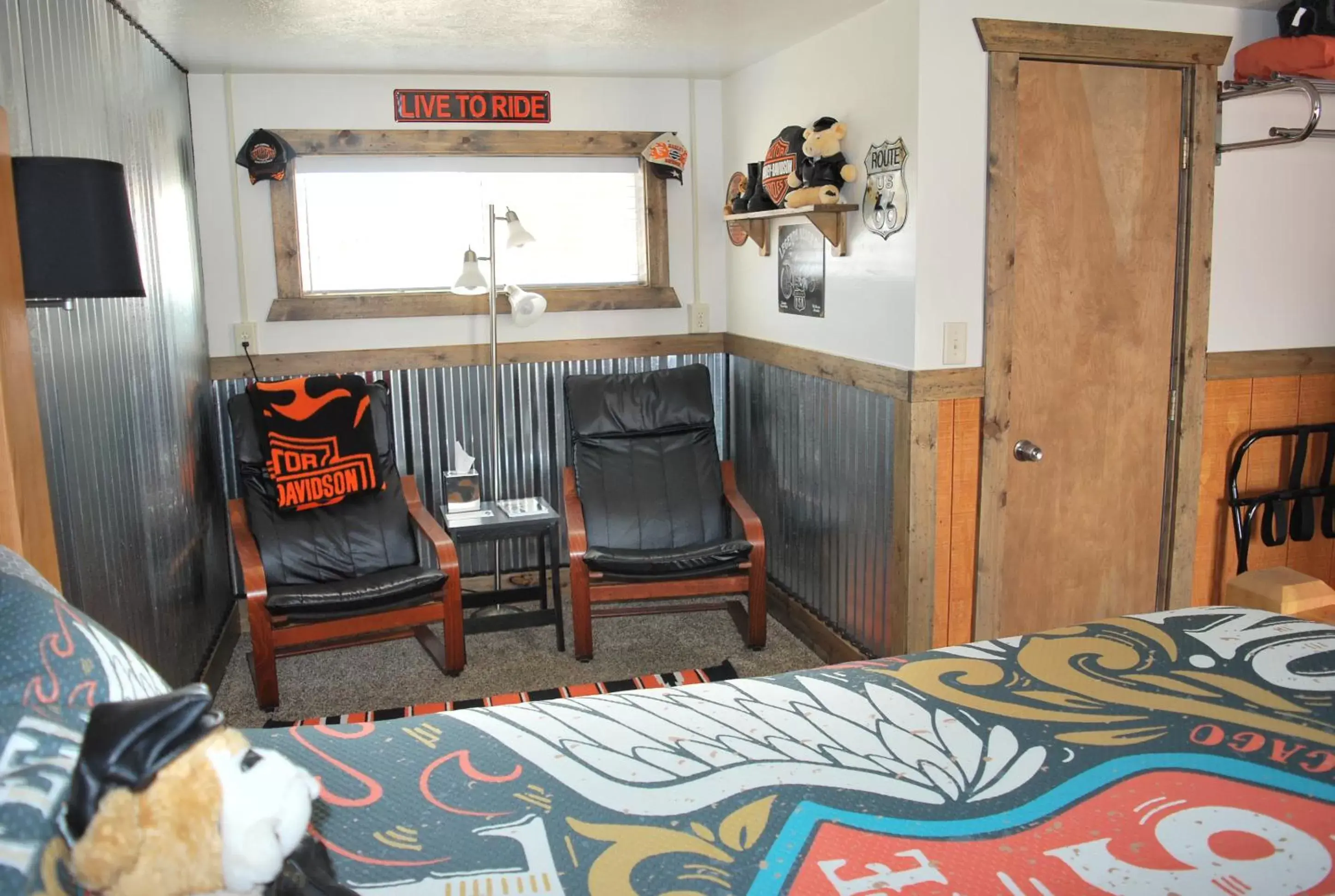 Bedroom, Seating Area in Cowboy Country Inn