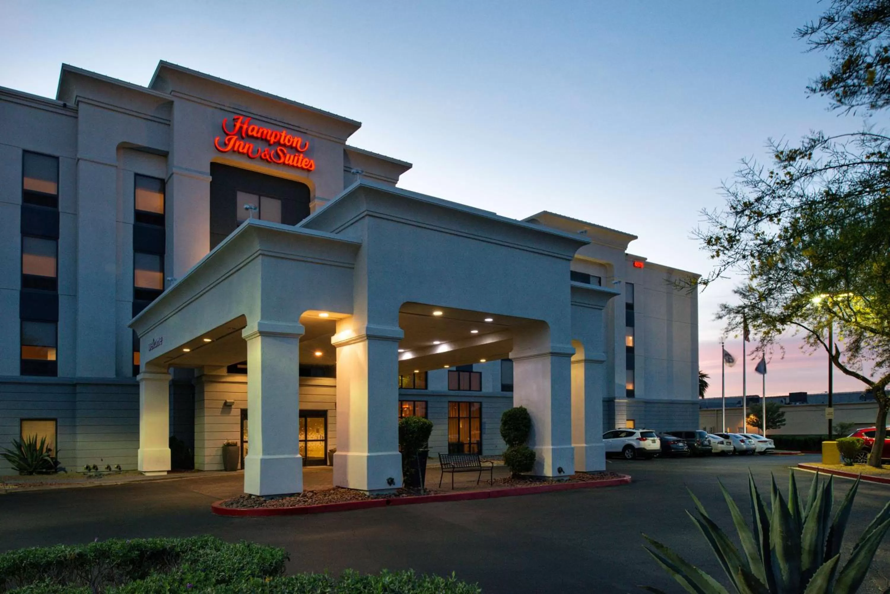 Property building in Hampton Inn & Suites Las Vegas Airport