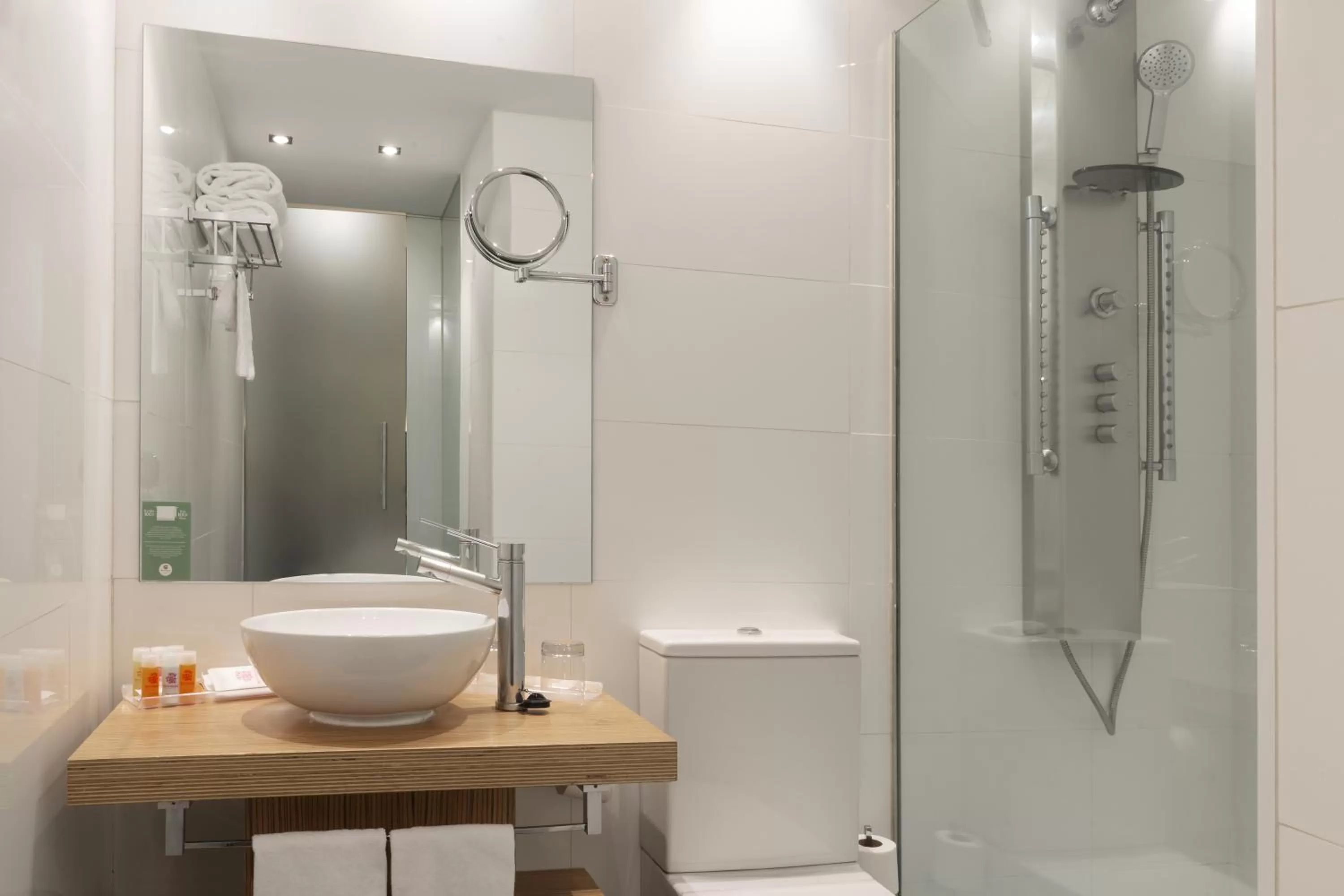 Shower in Petit Palace Plaza del Carmen