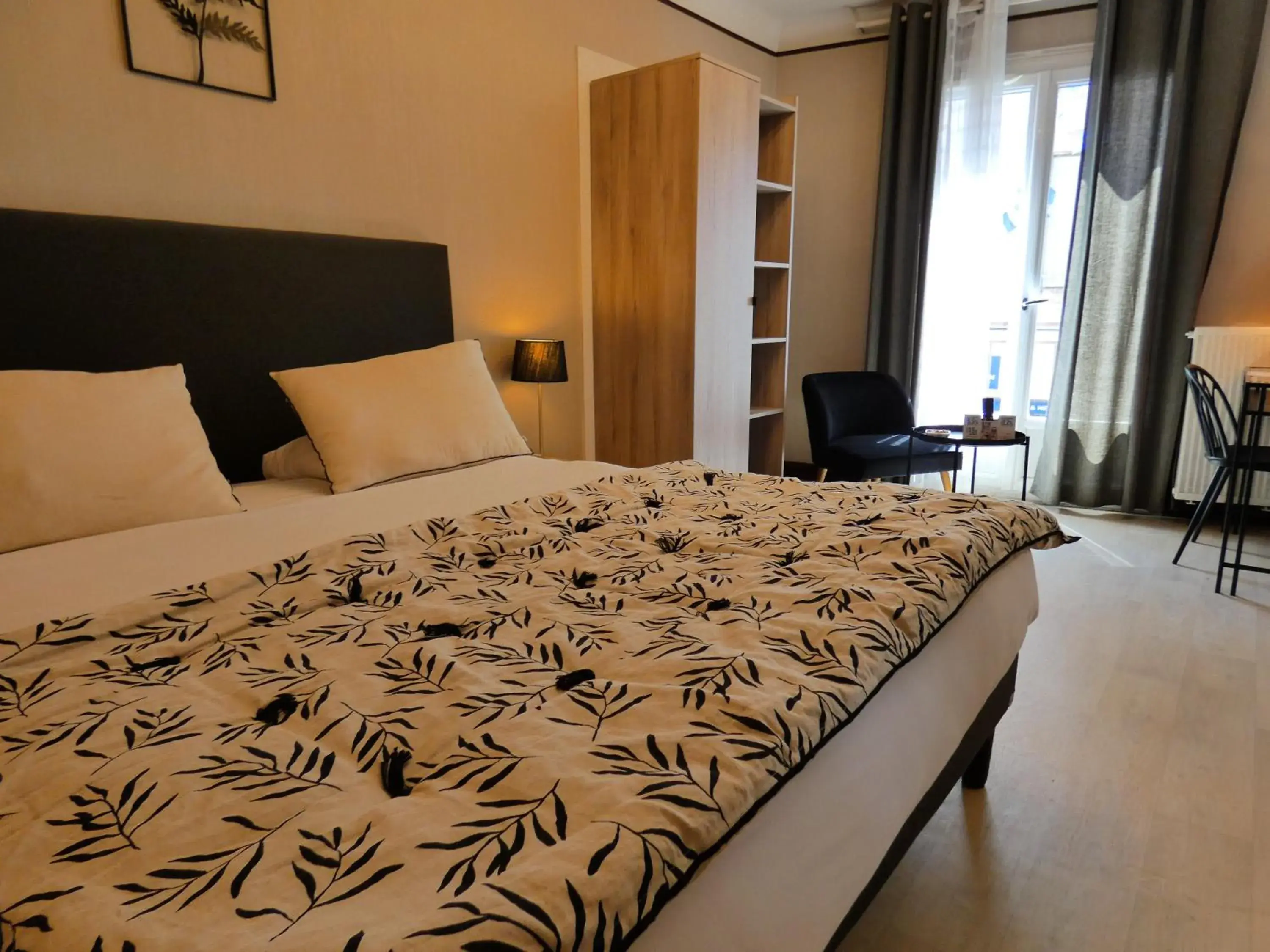 Bed in Logis Hôtel Emeraude