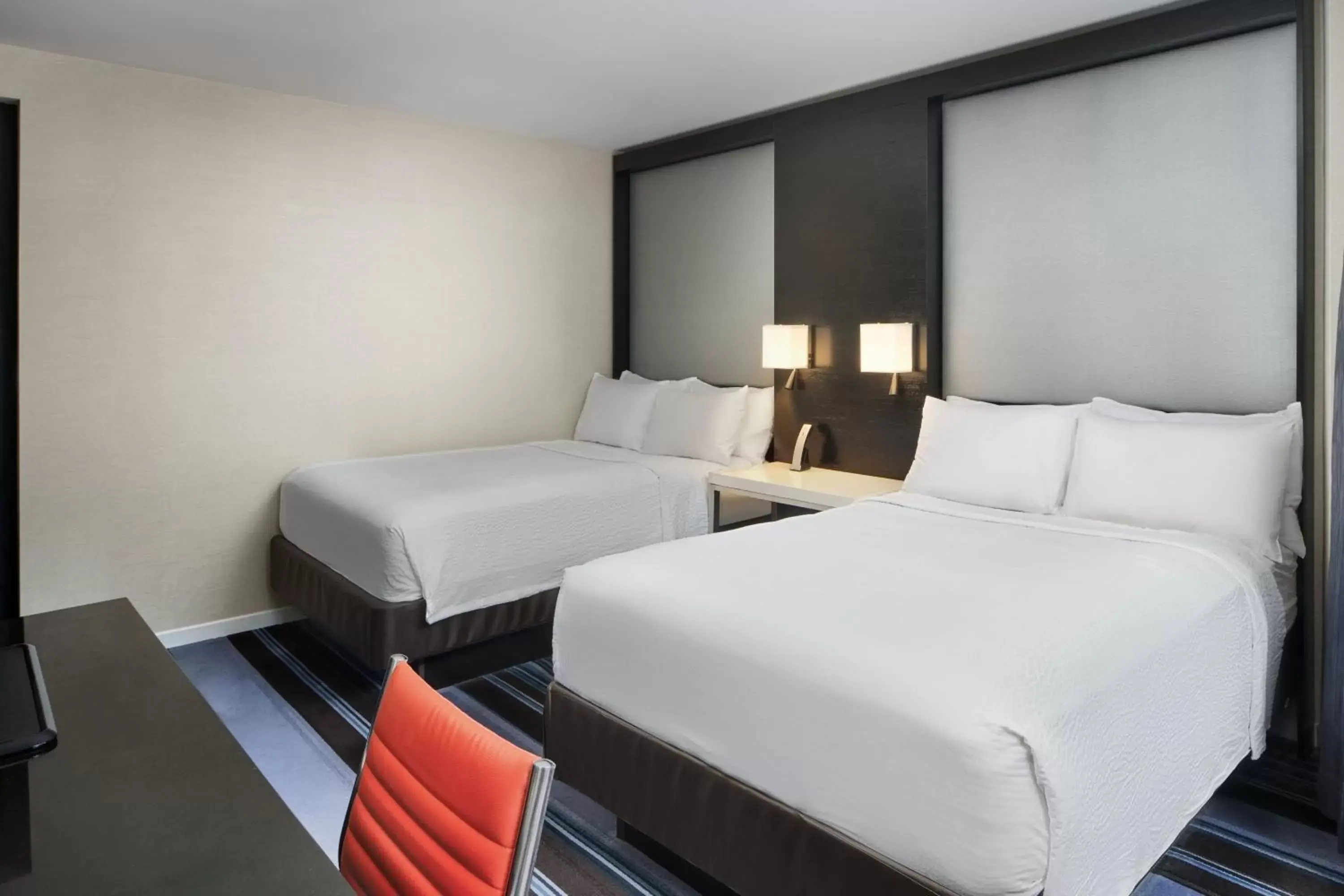 Photo of the whole room, Bed in Courtyard by Marriott New York Manhattan/Central Park