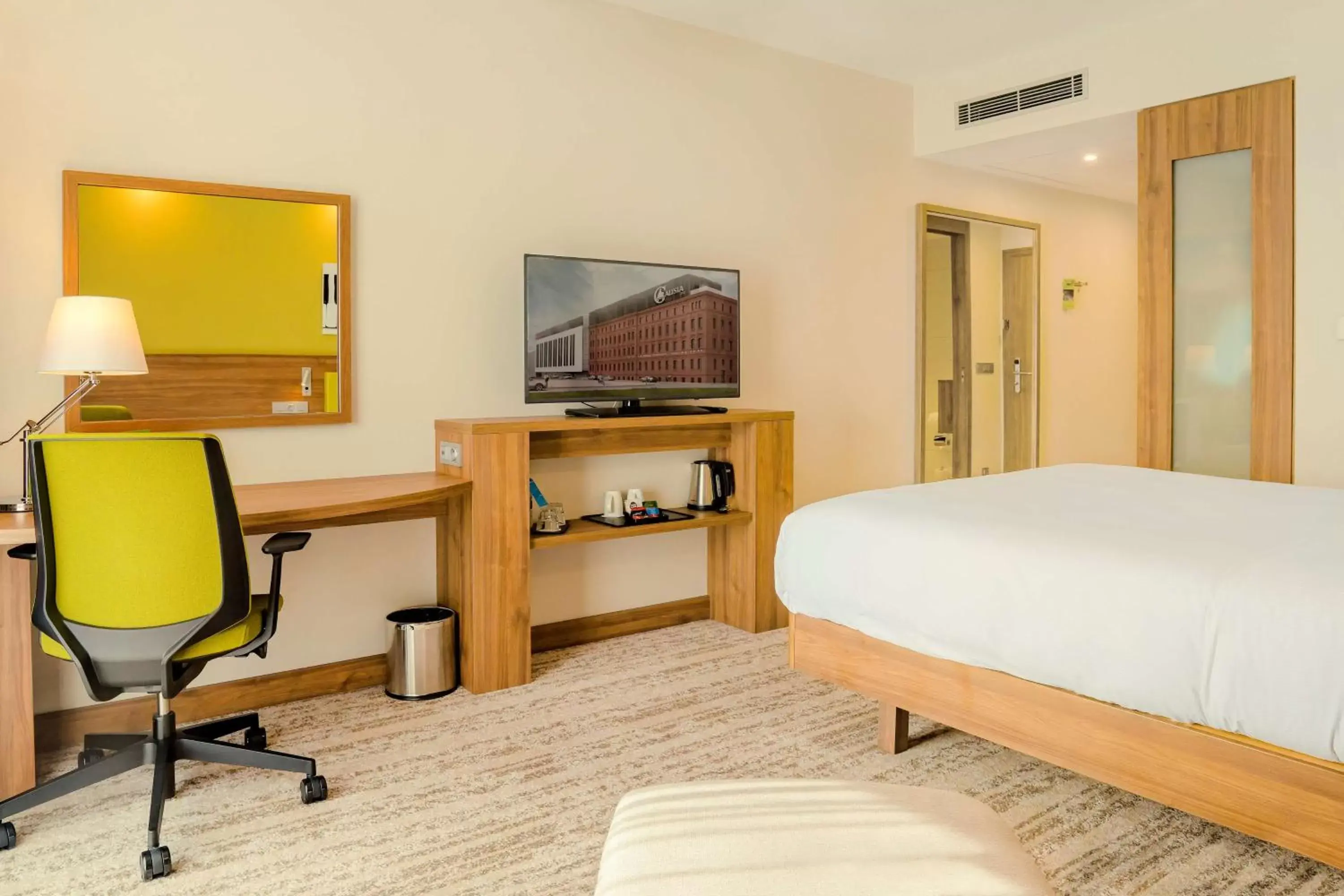 Bedroom, TV/Entertainment Center in Hampton By Hilton Kalisz