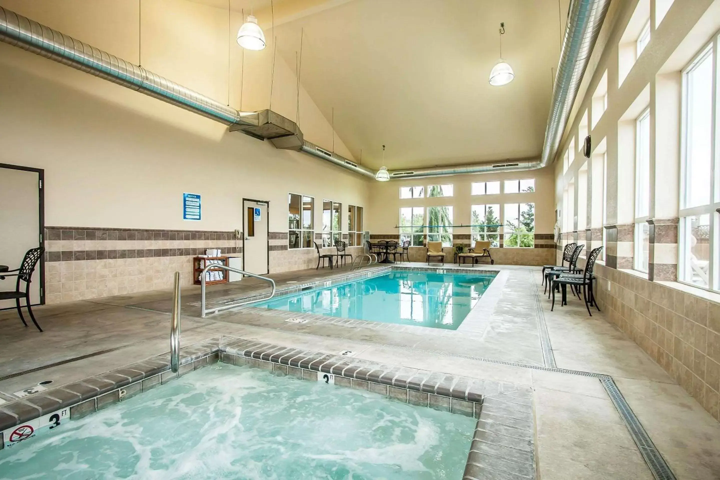 On site, Swimming Pool in Comfort Inn & Suites McMinnville Wine Country