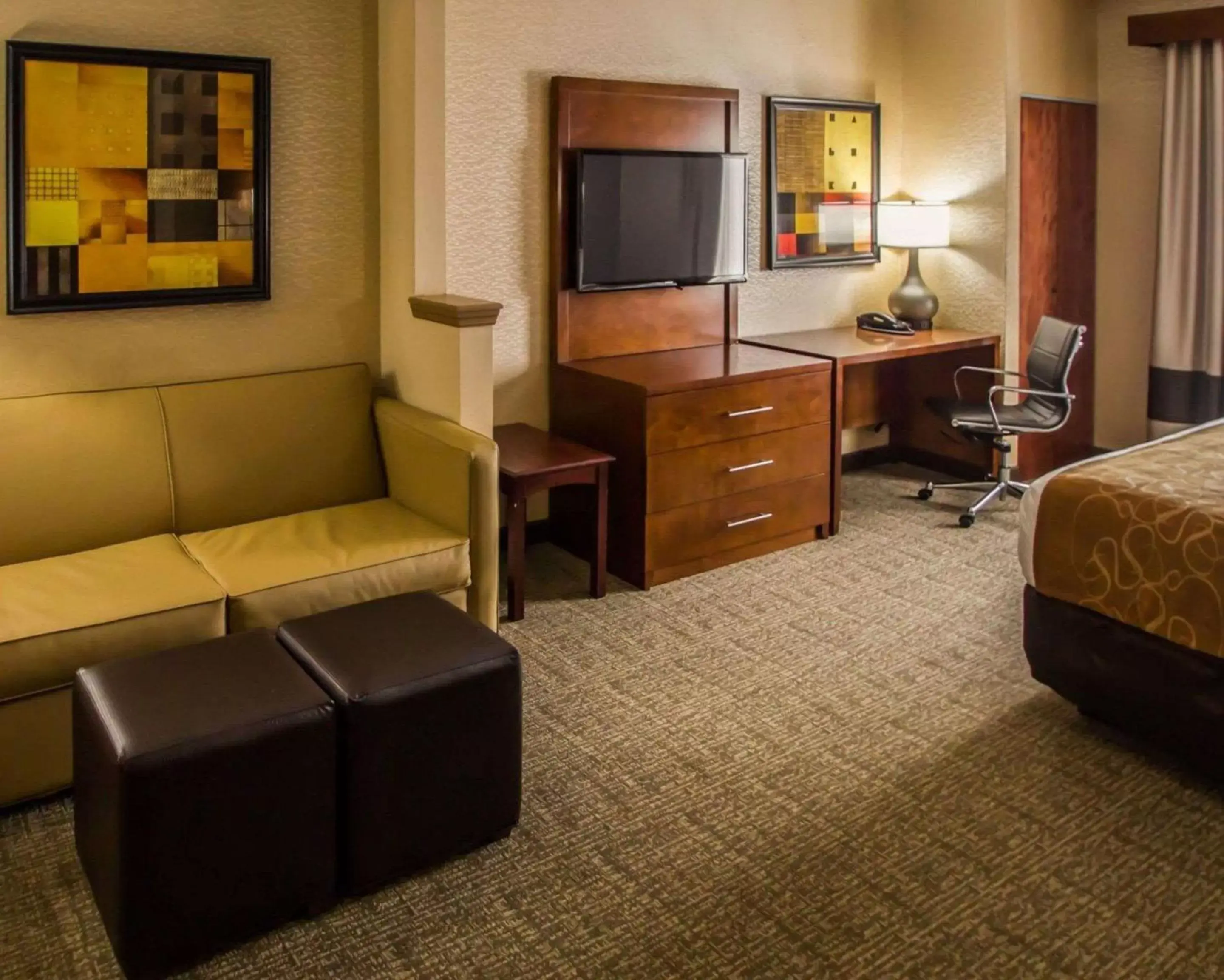 Photo of the whole room, Bed in Quality Suites NYC Gateway Photo of the whole room, Bed in Quality Suites NYC Gateway