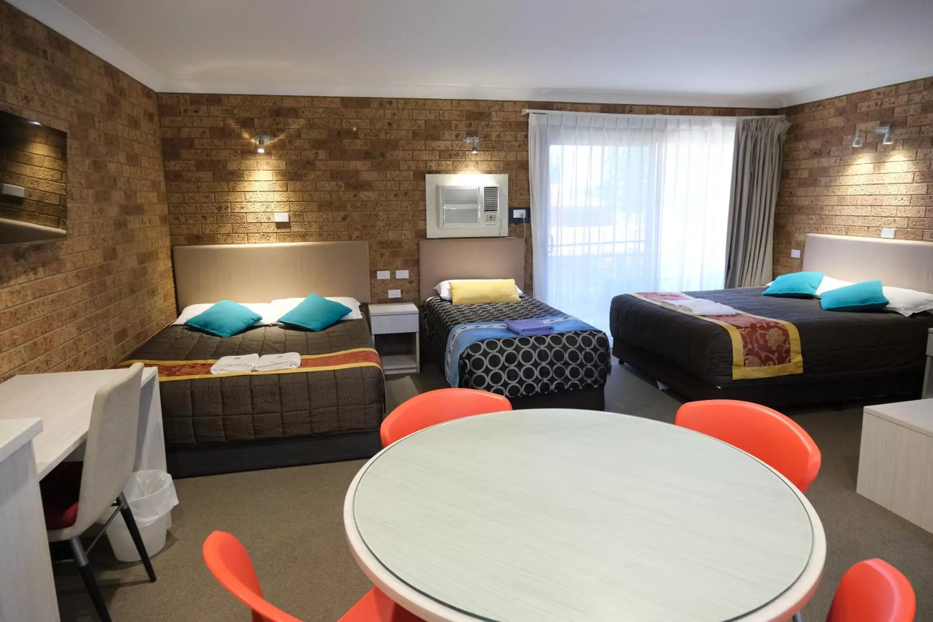 Seating area, Bed in Sapphire Palms Motel