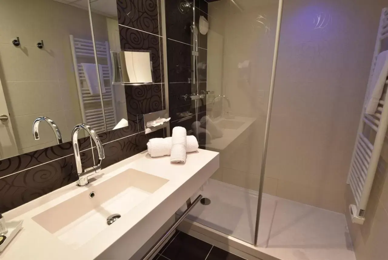 Bathroom in Hotel Le Quercy - Sure Hotel Collection by Best Western