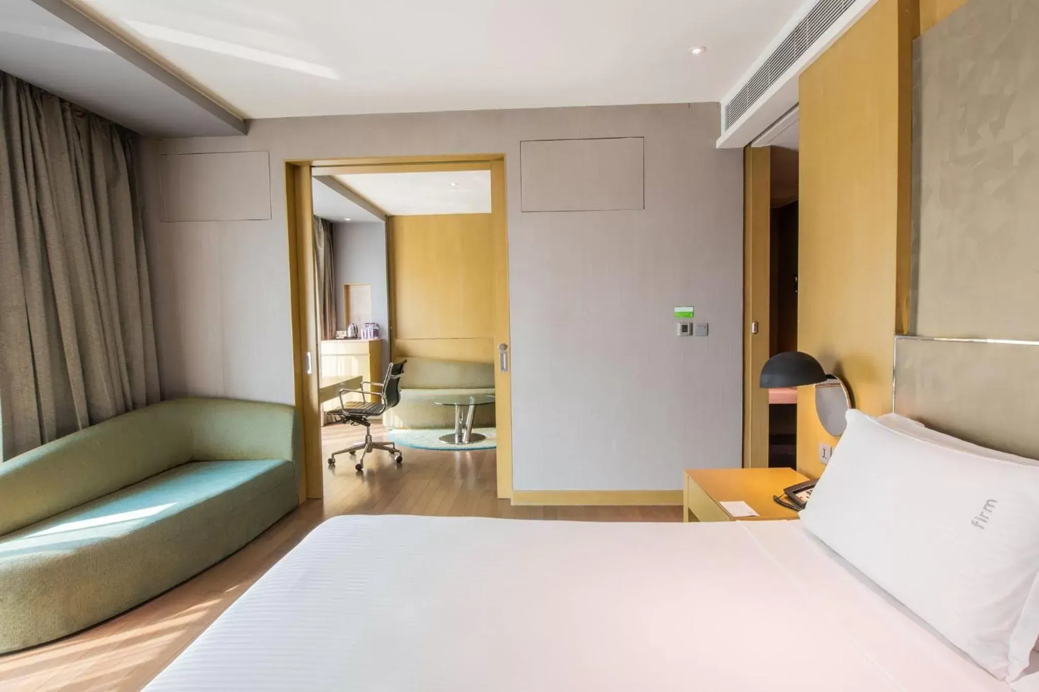 Bedroom, Bed in Holiday Inn New Delhi International Airport, an IHG Hotel
