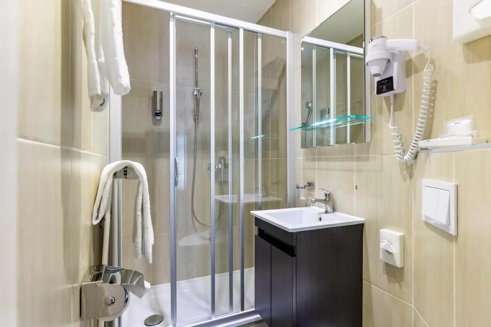 Bathroom in Hotel Strasbourg Bathroom in Hotel Strasbourg