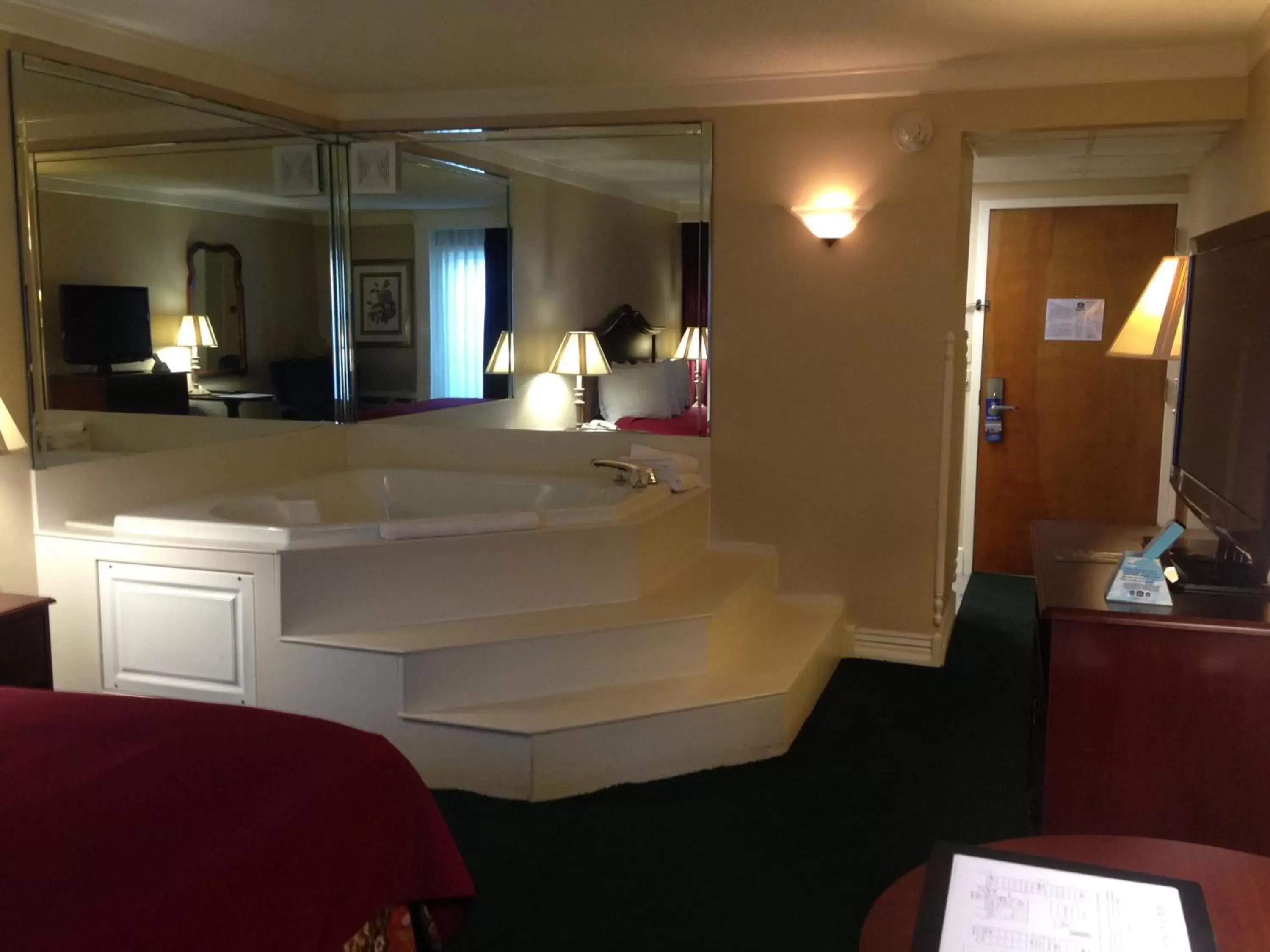 Queen Room with Spa Bath - Non-Smoking in Osage Creek Lodge