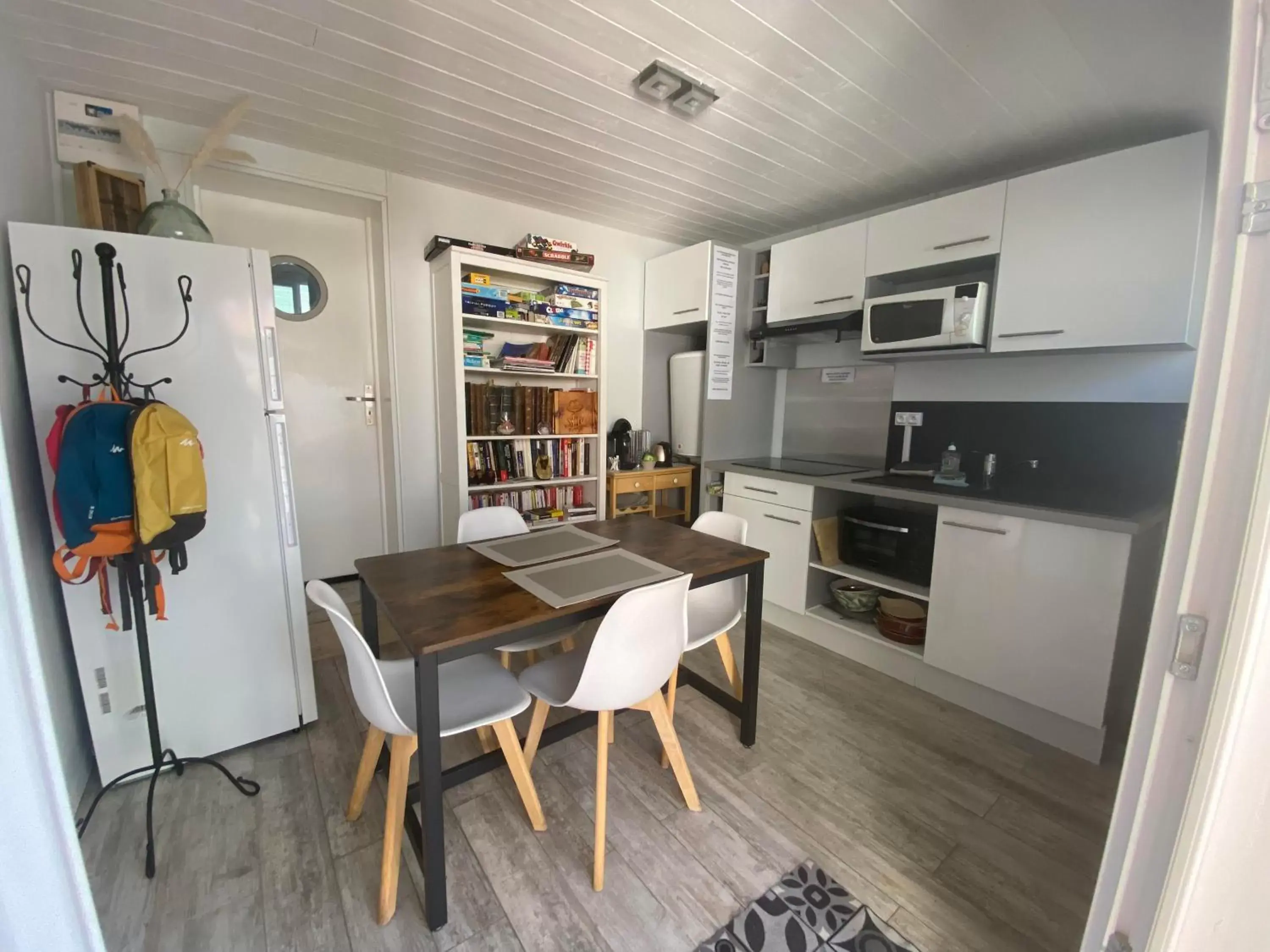 Communal kitchen, Kitchen/Kitchenette in VILLA HERBERT Chambres d'hôtes Gîte Soirée étape