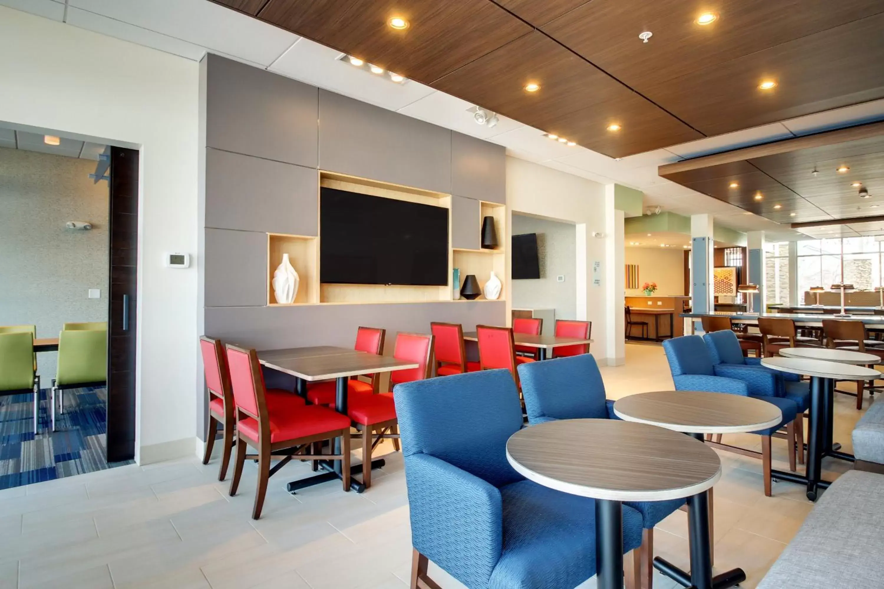 Breakfast, Lounge/Bar in Holiday Inn Express & Suites Galesburg, an IHG Hotel