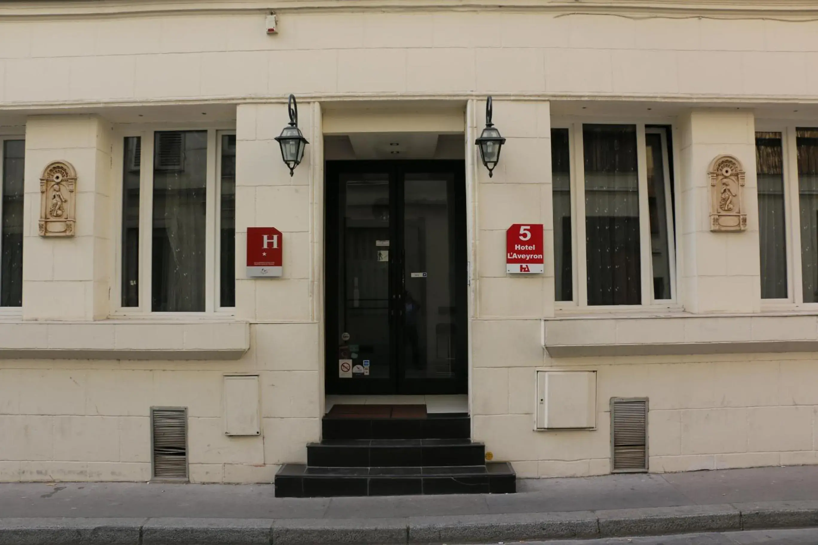 Facade/entrance in Hôtel de l'Aveyron
