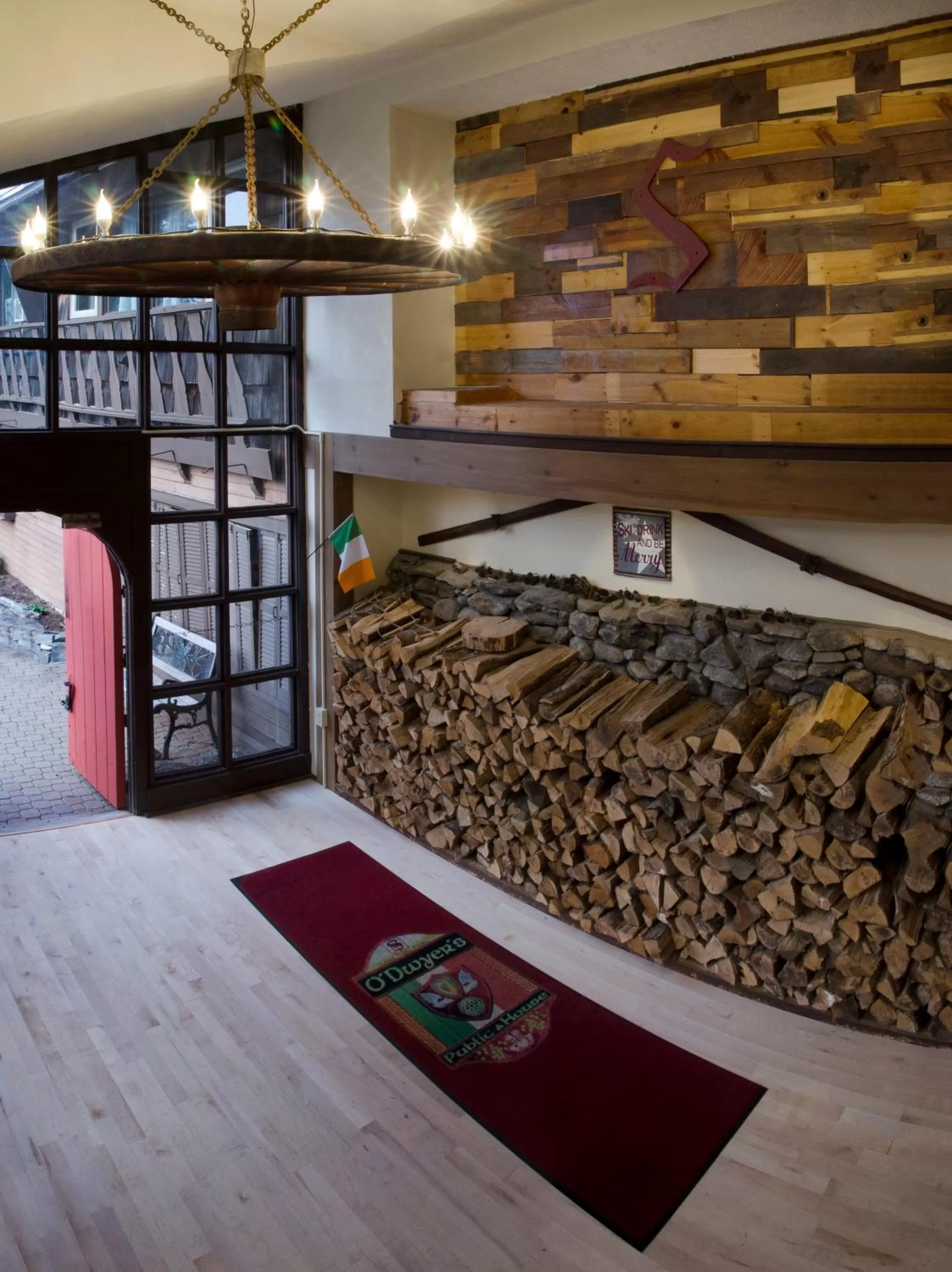 Facade/entrance in Summit Lodge