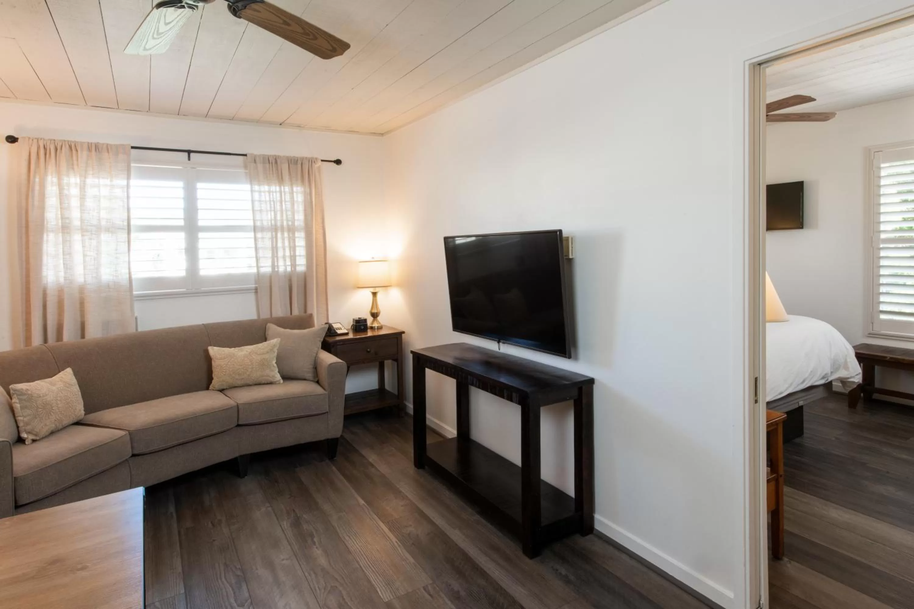 Living room, TV/Entertainment Center in El Pueblo Inn