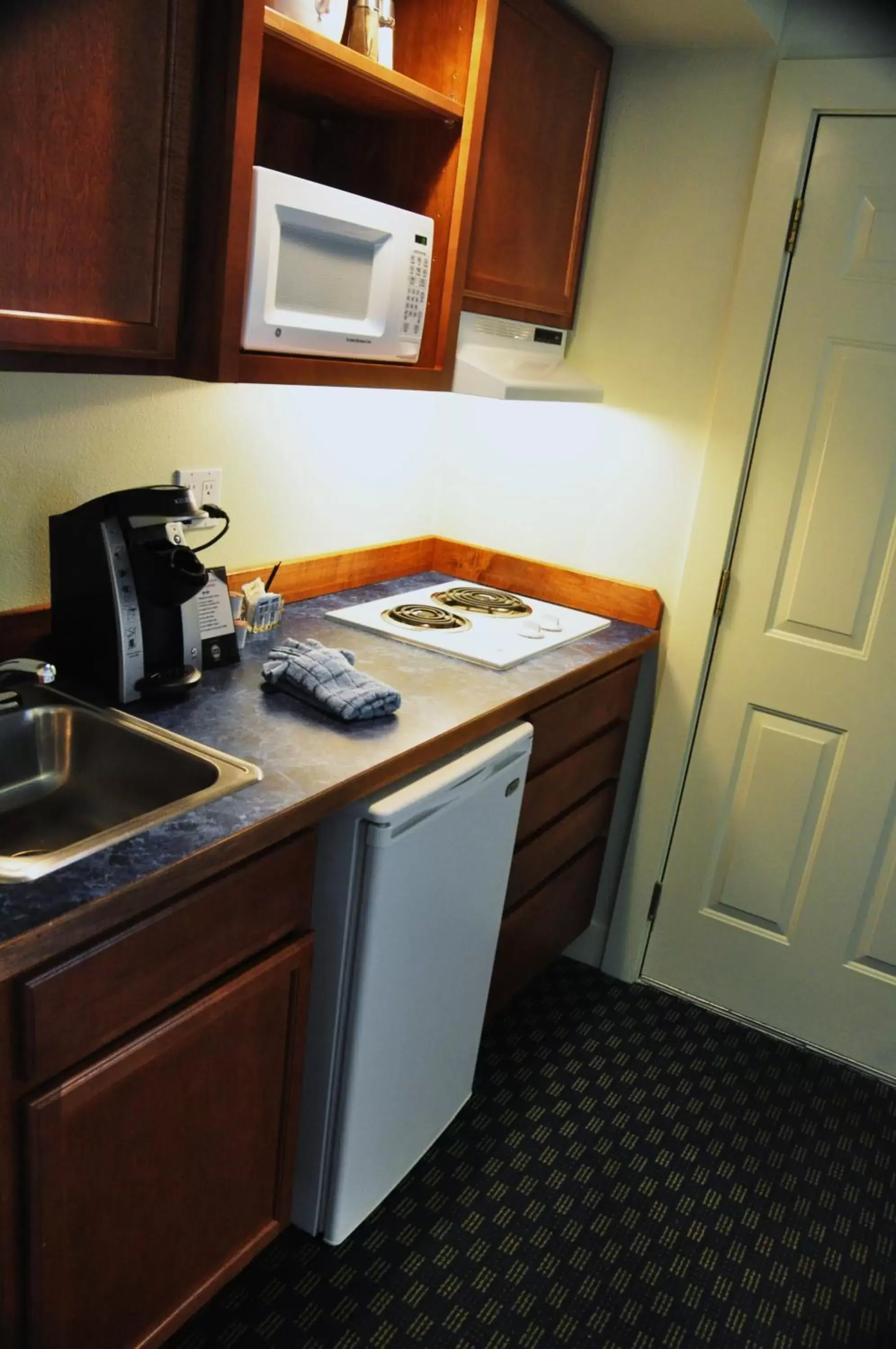 Coffee/tea facilities, Kitchen/Kitchenette in Anacortes Ship Harbor Inn