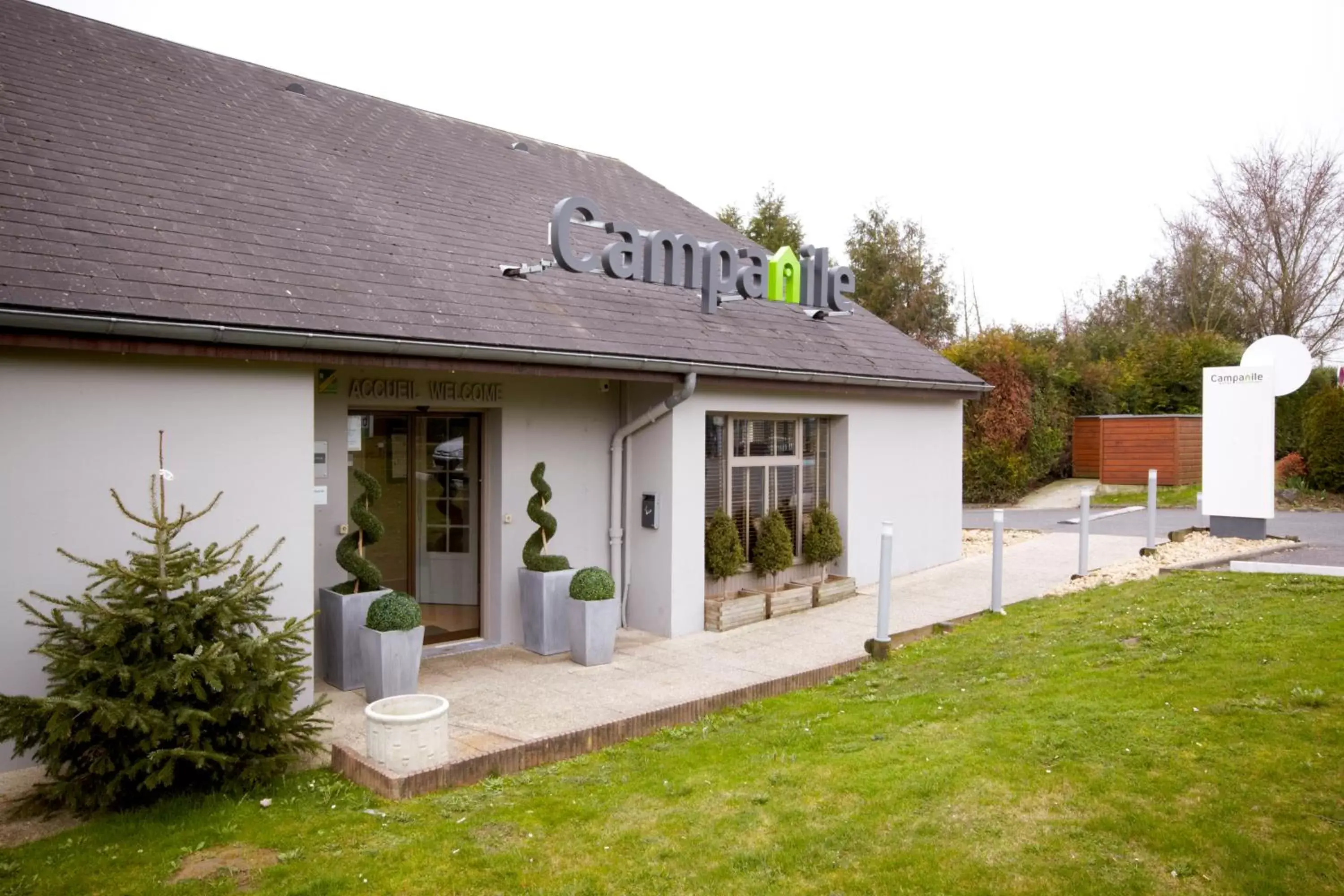 Property Building in Campanile Hotel Senlis