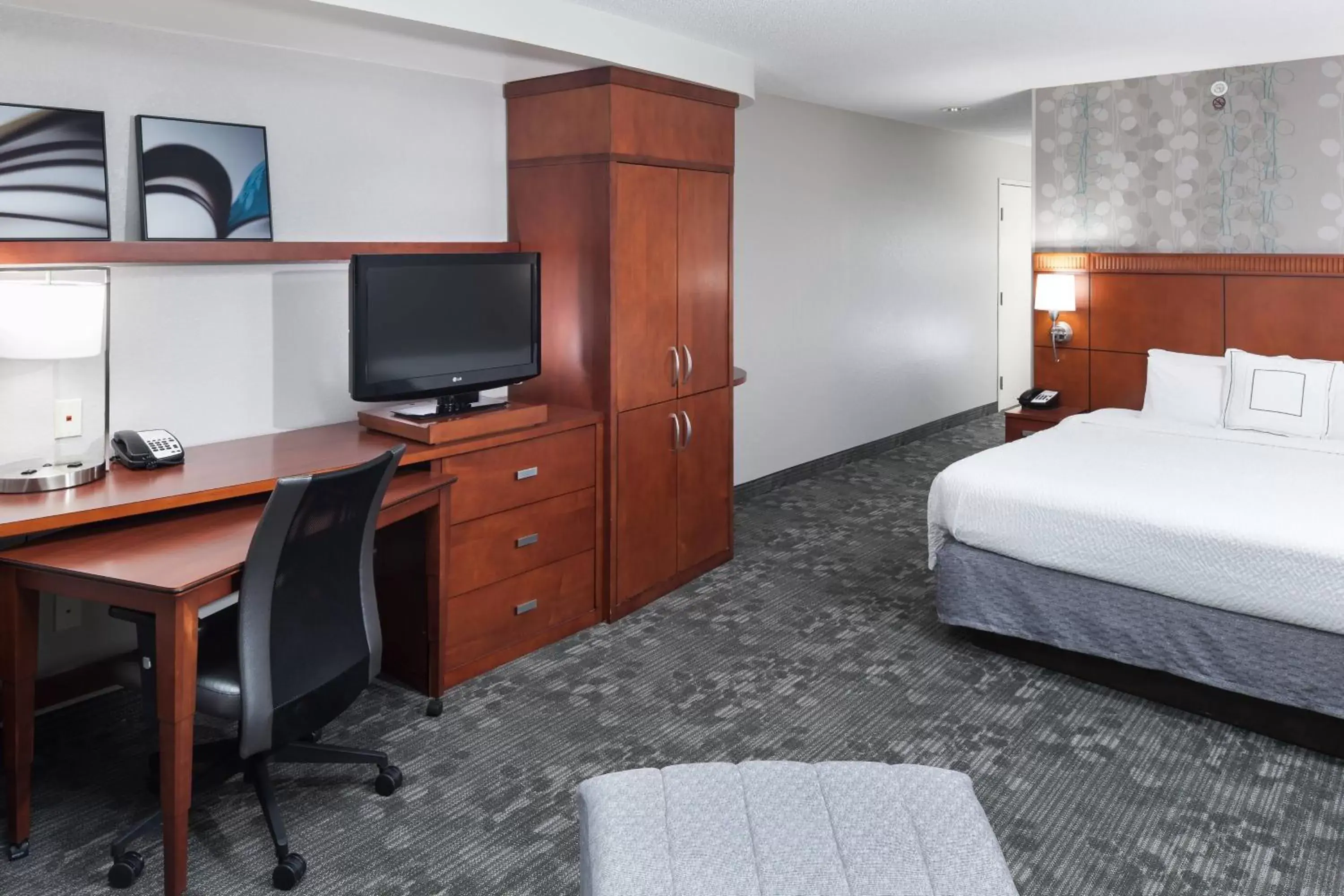 Photo of the whole room, Bed in Courtyard by Marriott Birmingham Trussville