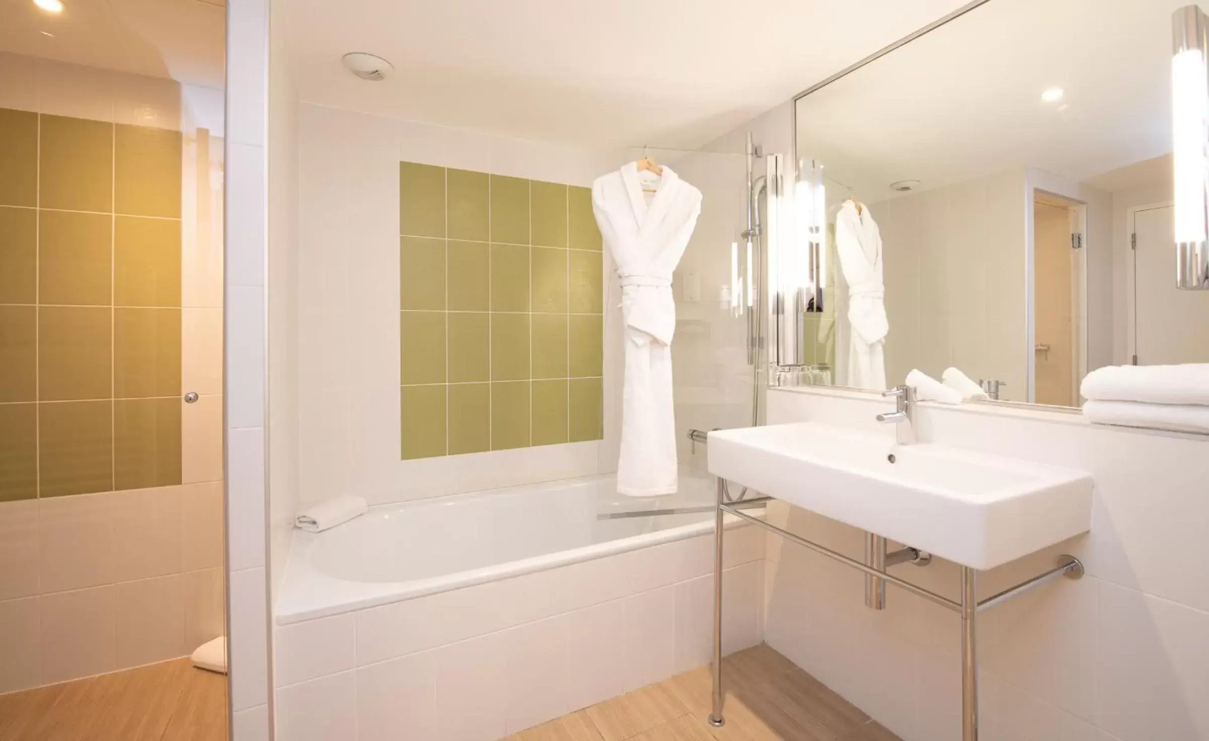 Shower, Bathroom in Hôtel Mercure Toulon La Seyne-Sur-Mer