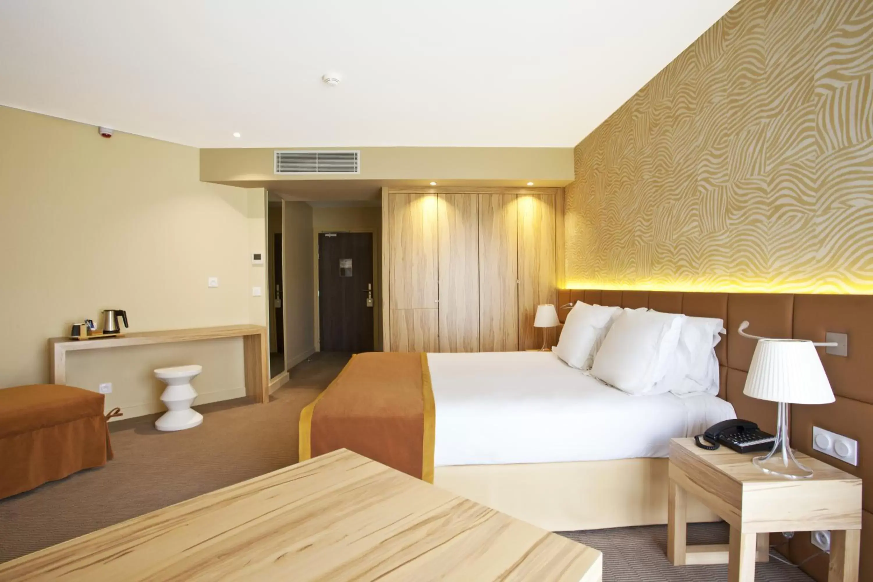 Bedroom, Bed in Best Western Hôtel Le Paradou Avignon Sud.
