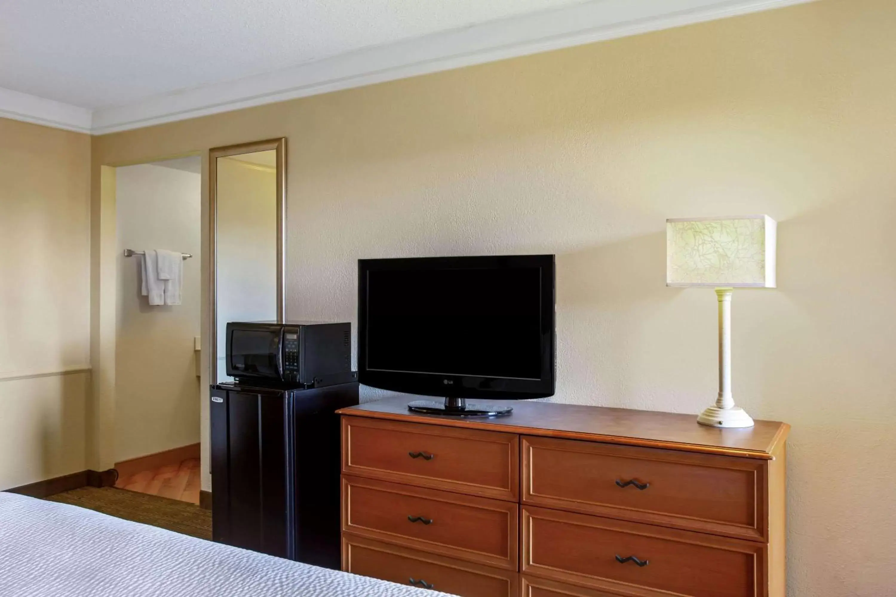 Photo of the whole room, TV/Entertainment Center in La Quinta Inn by Wyndham Killeen - Fort Hood