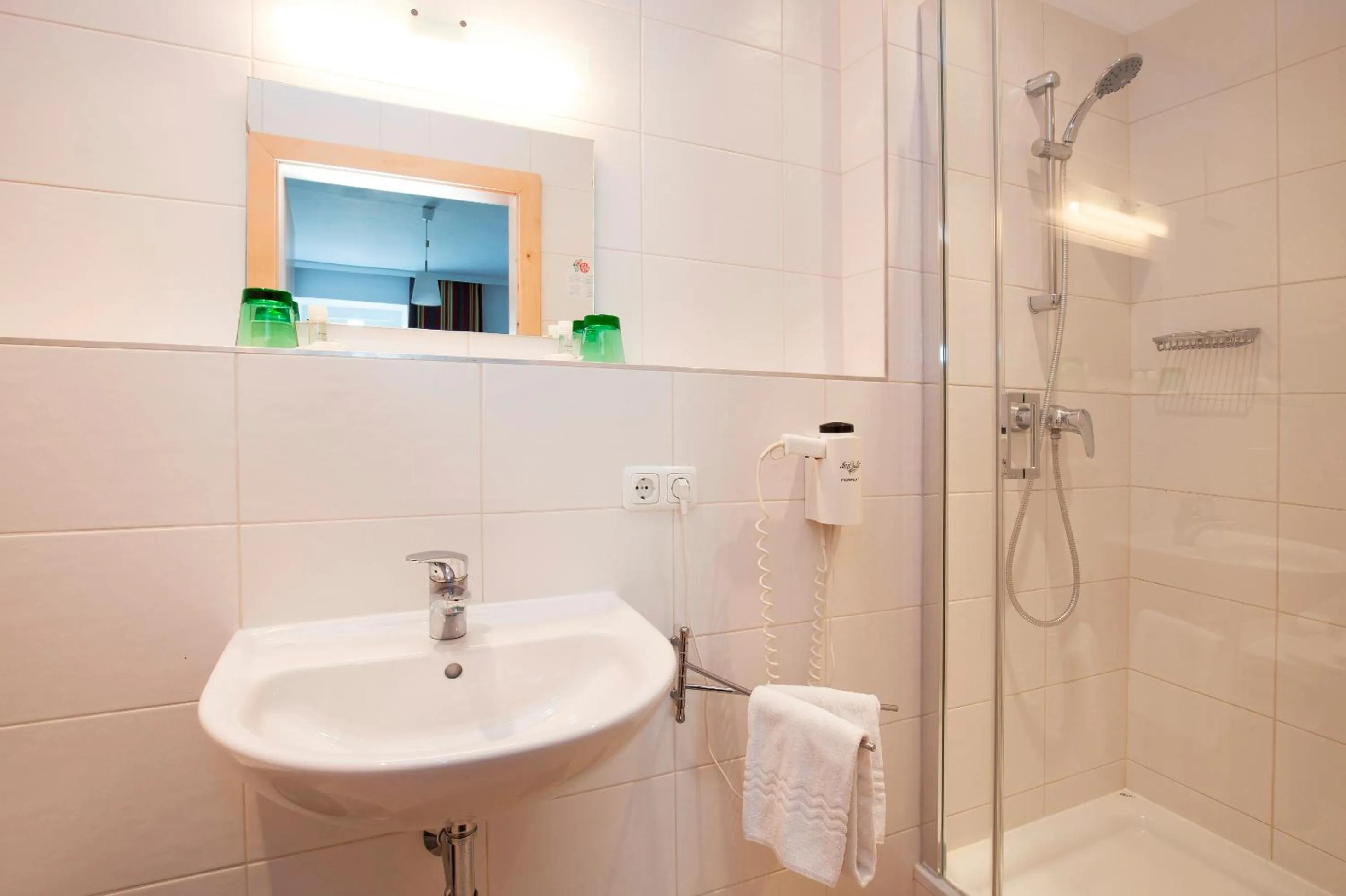 Bathroom in Keramikhotel Goldener Brunnen