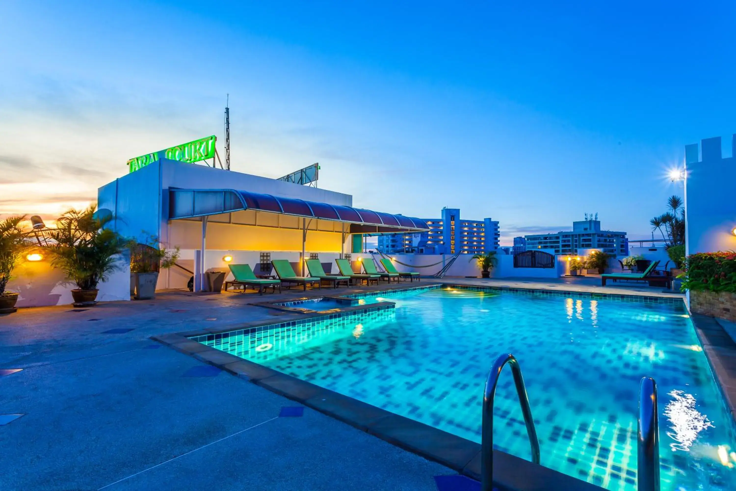 Swimming pool in Tara Court Hotel Swimming pool in Tara Court Hotel