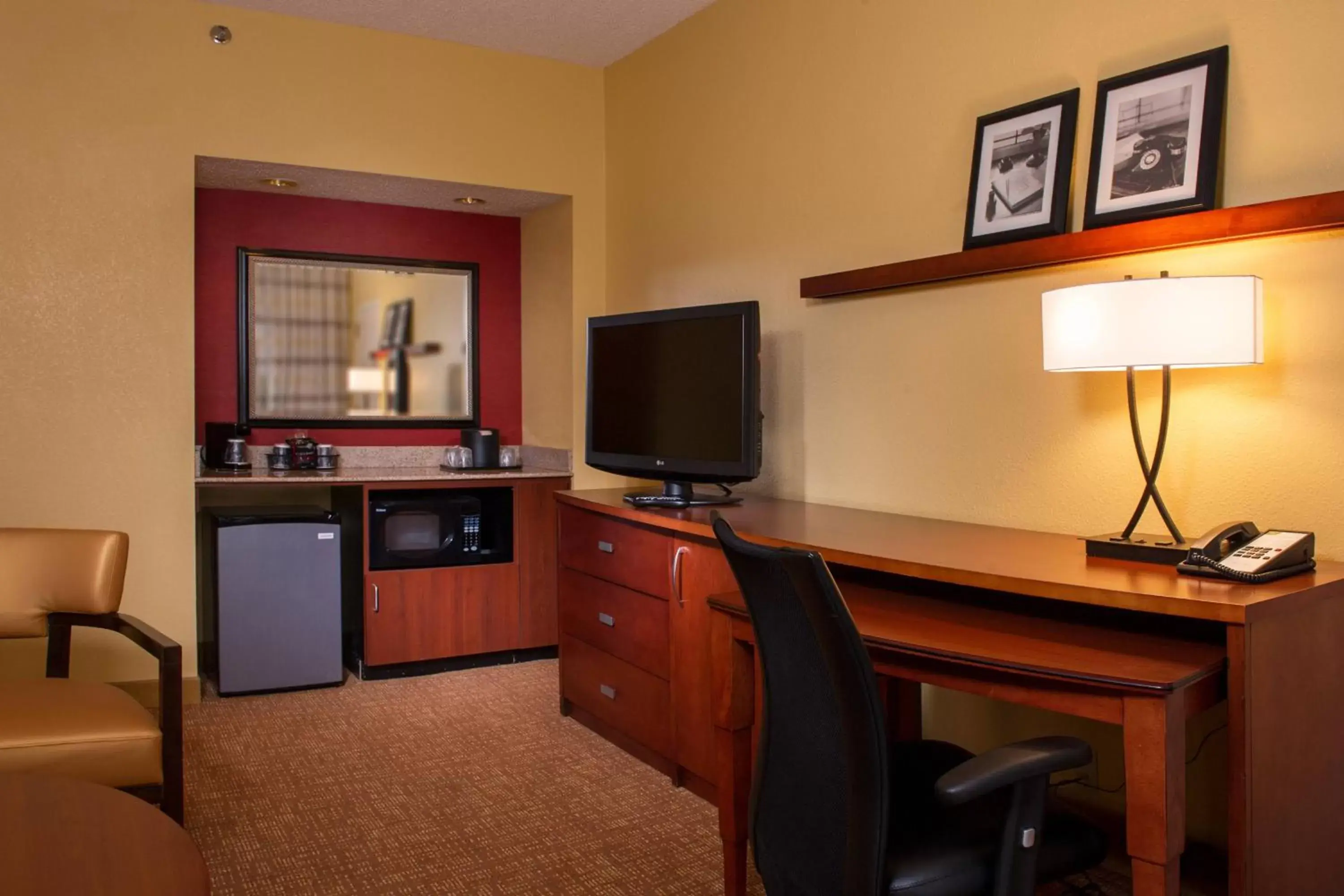 Living room, TV/Entertainment Center in Courtyard by Marriott Richmond West