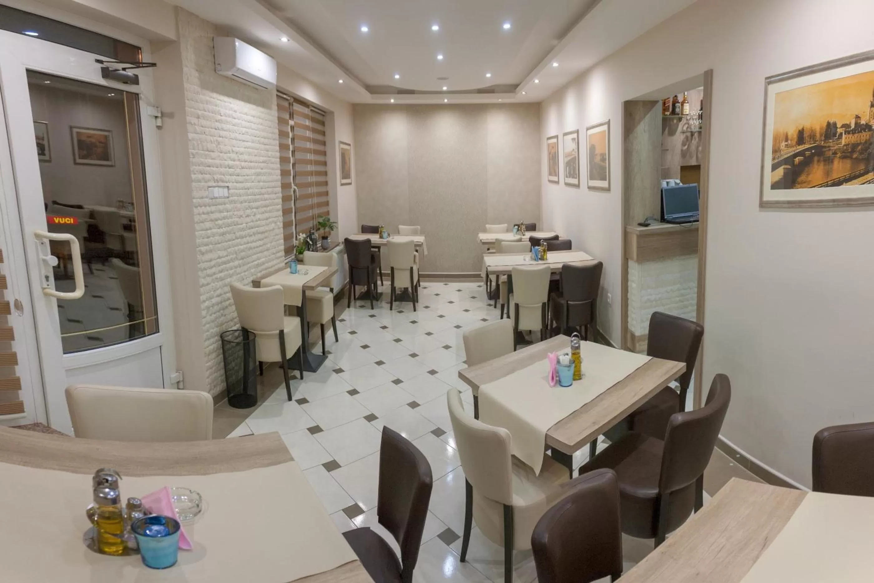 Restaurant/places to eat in Villa Maja