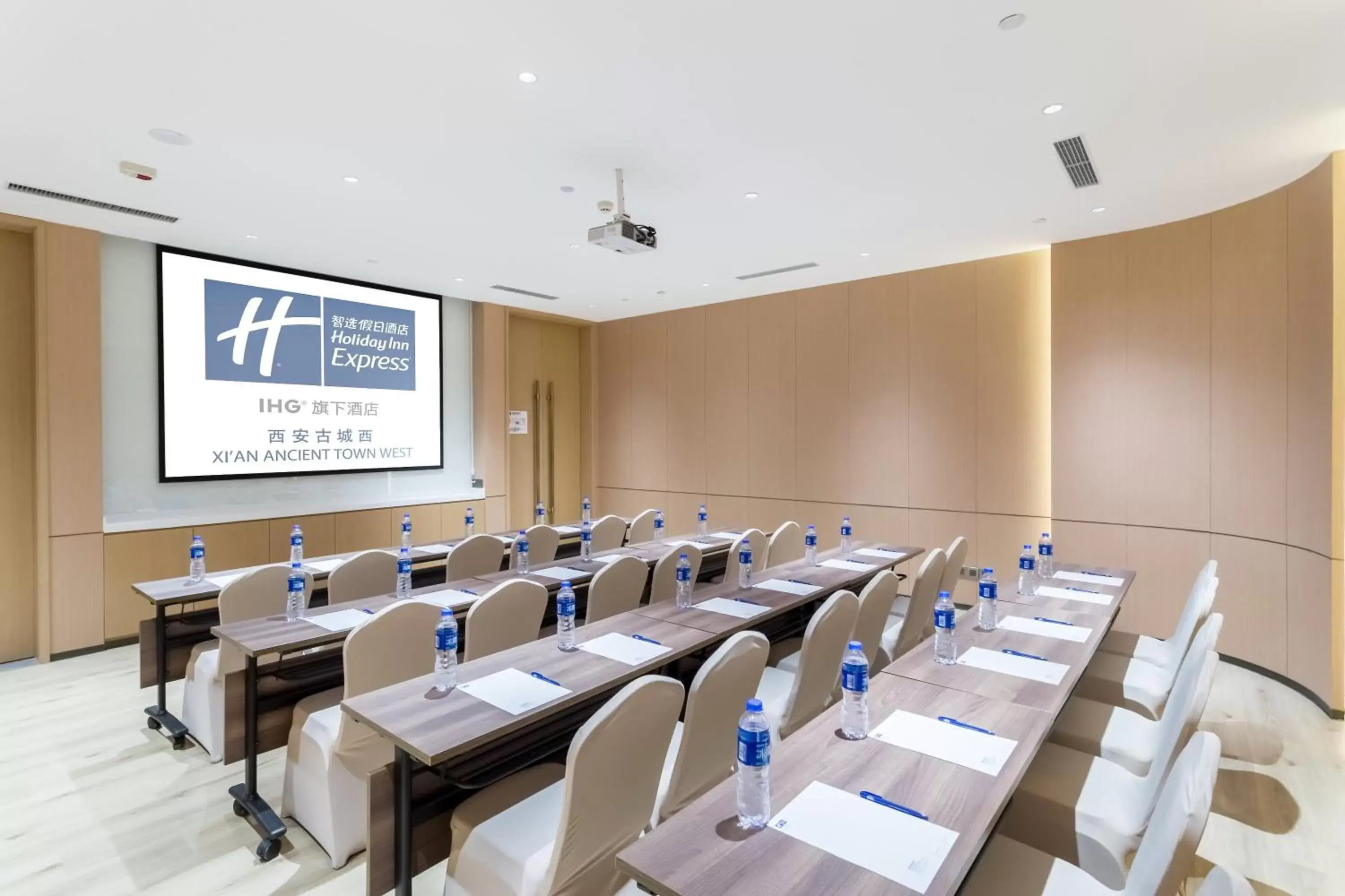 Meeting/conference room in Holiday Inn Express Xi'an Ancient Town West, an IHG Hotel