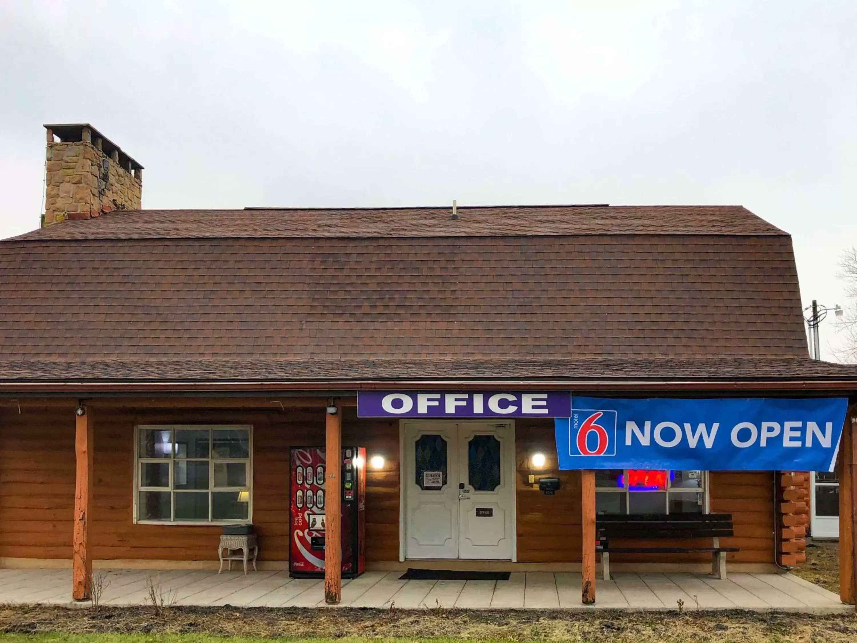 Property building in Motel 6-Shartlesville, PA