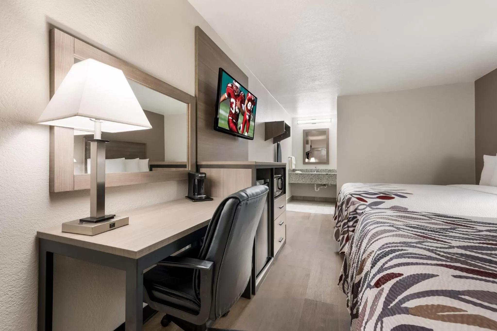 Photo of the whole room, Bed in Red Roof Inn Birmingham South