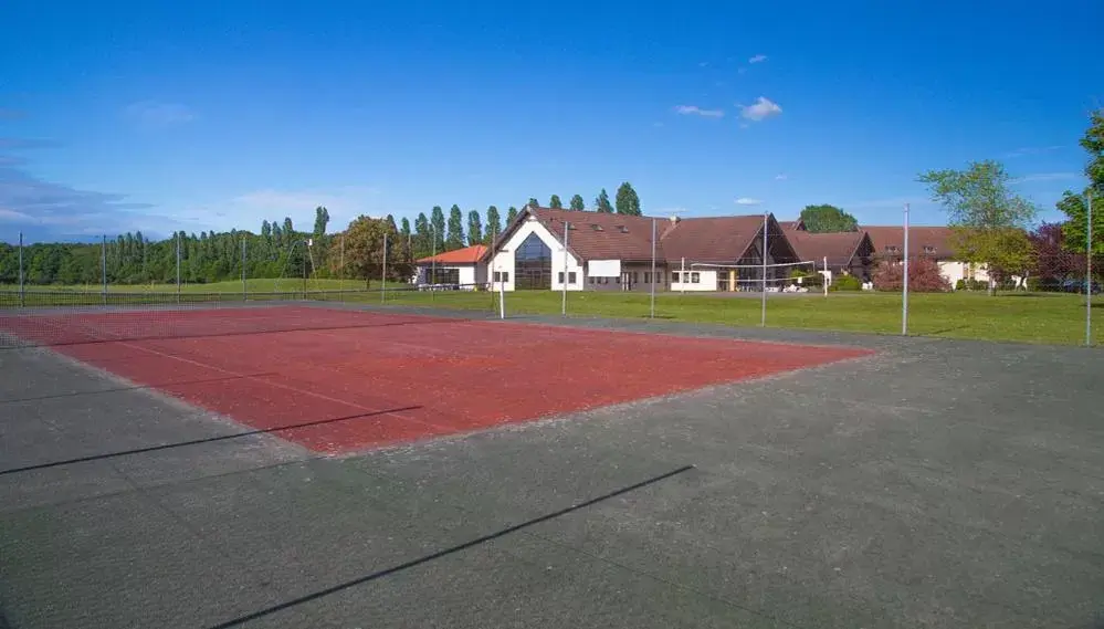 Tennis court in Mont Vernon