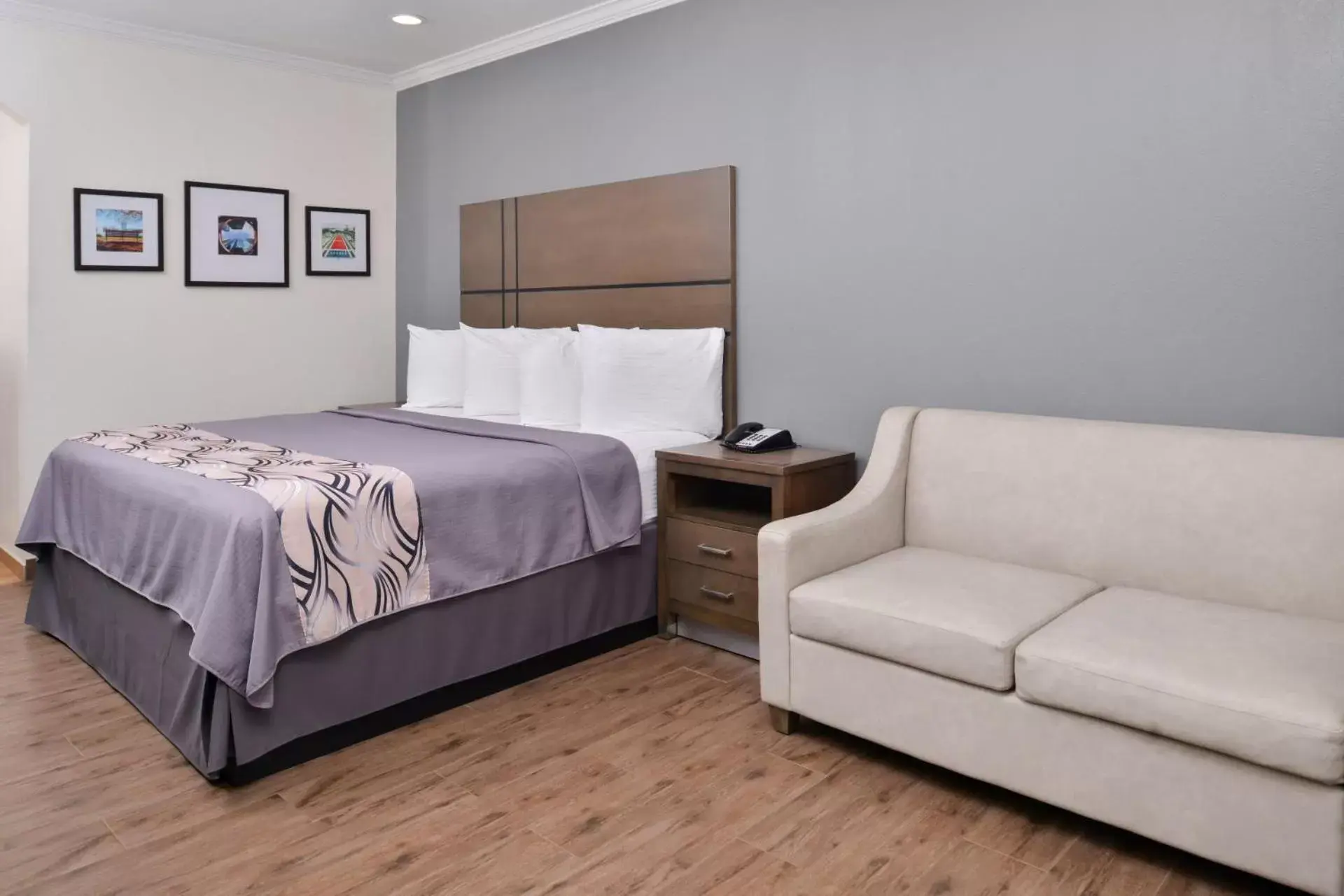 Bed in Americas Inn & Suites IAH North