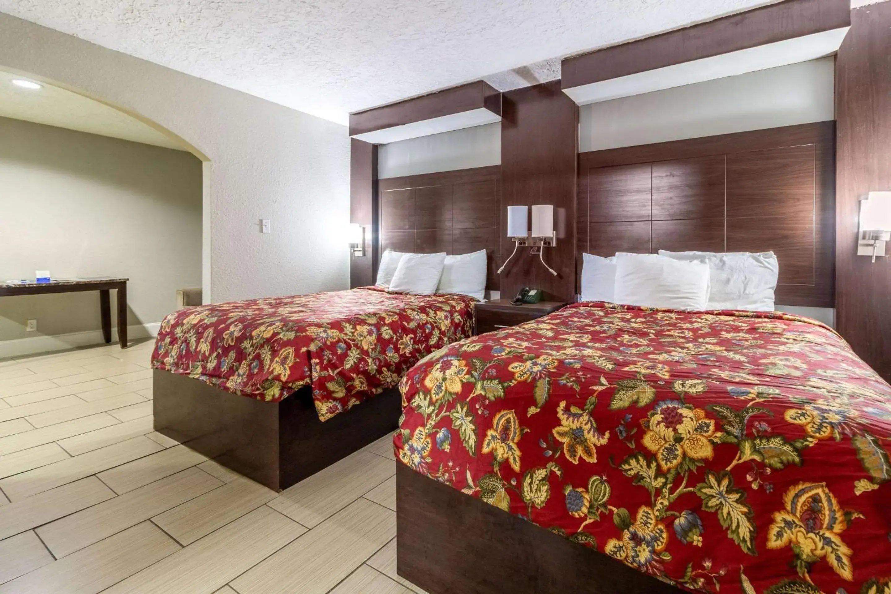 Photo of the whole room, Bed in Rodeway Inn & Suites Houston near Medical Center