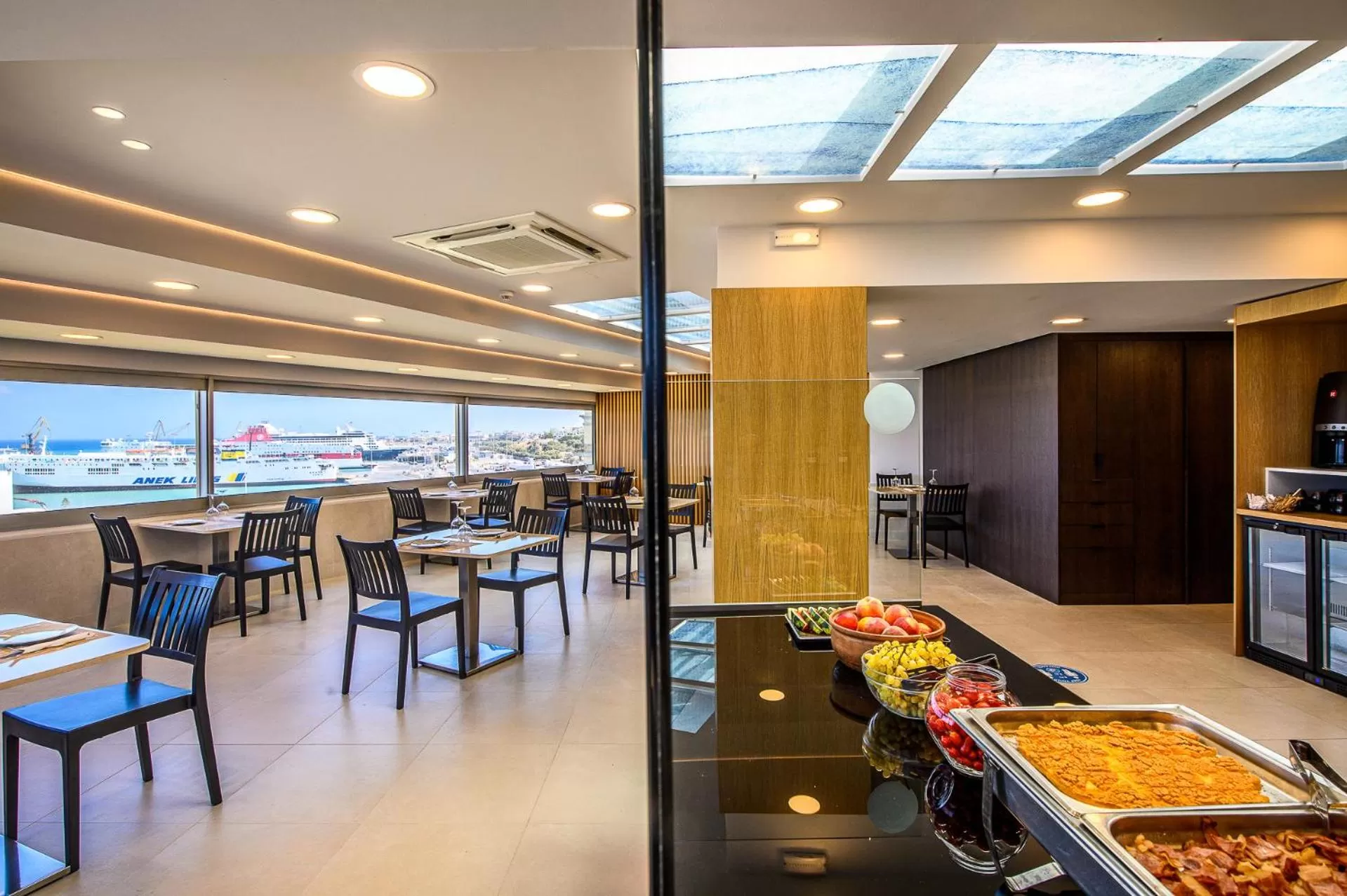 Restaurant/places to eat in Marin Hotel