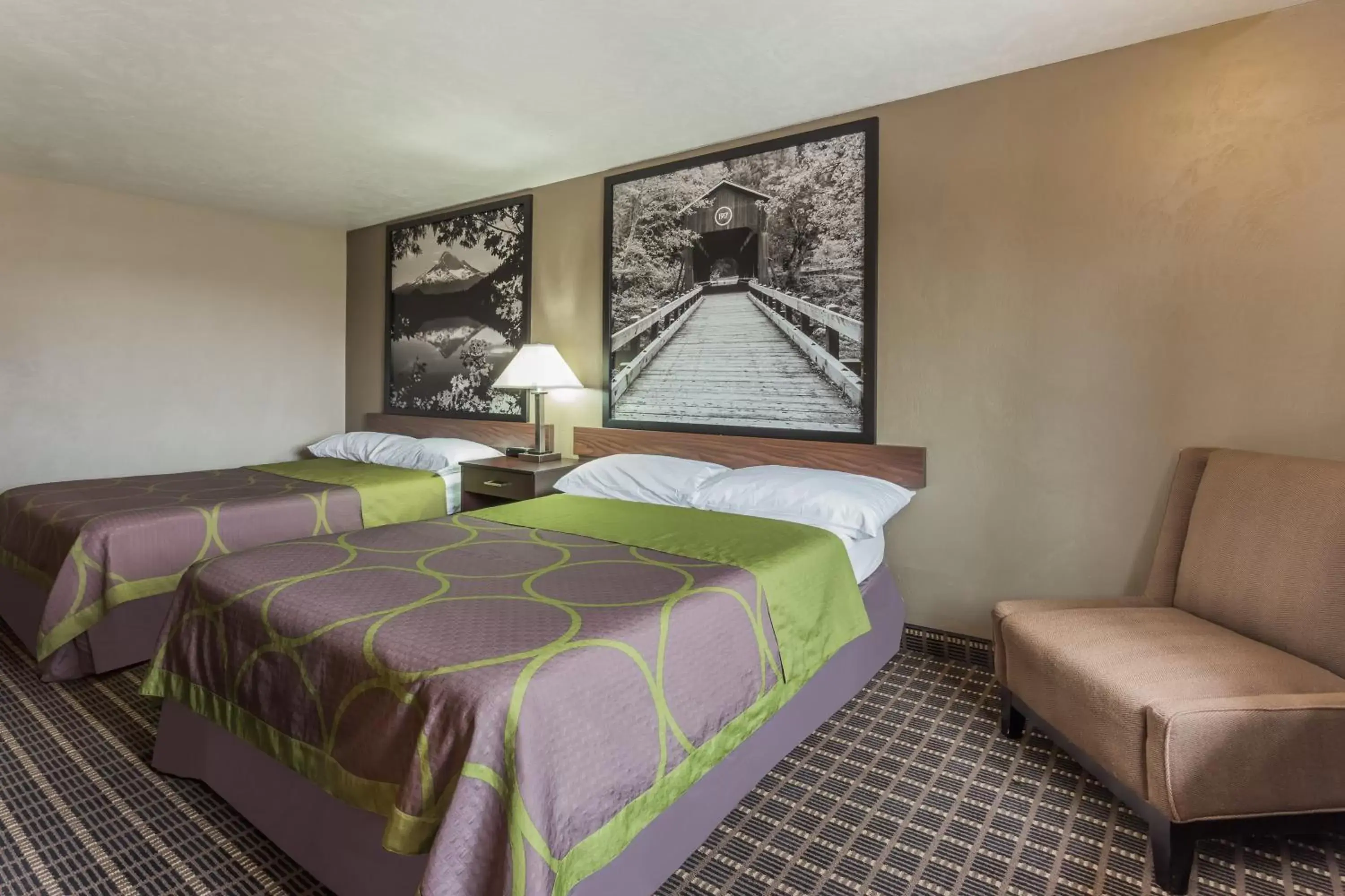 Bedroom, Bed in Super 8 by Wyndham Corvallis