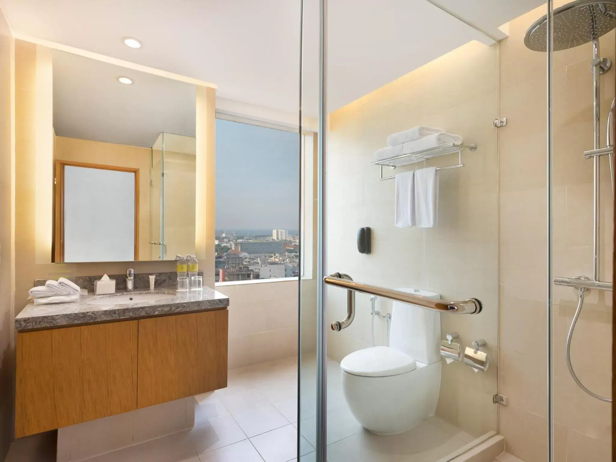 Shower, Bathroom in Holiday Inn & Suites Jakarta Gajah Mada, an IHG Hotel