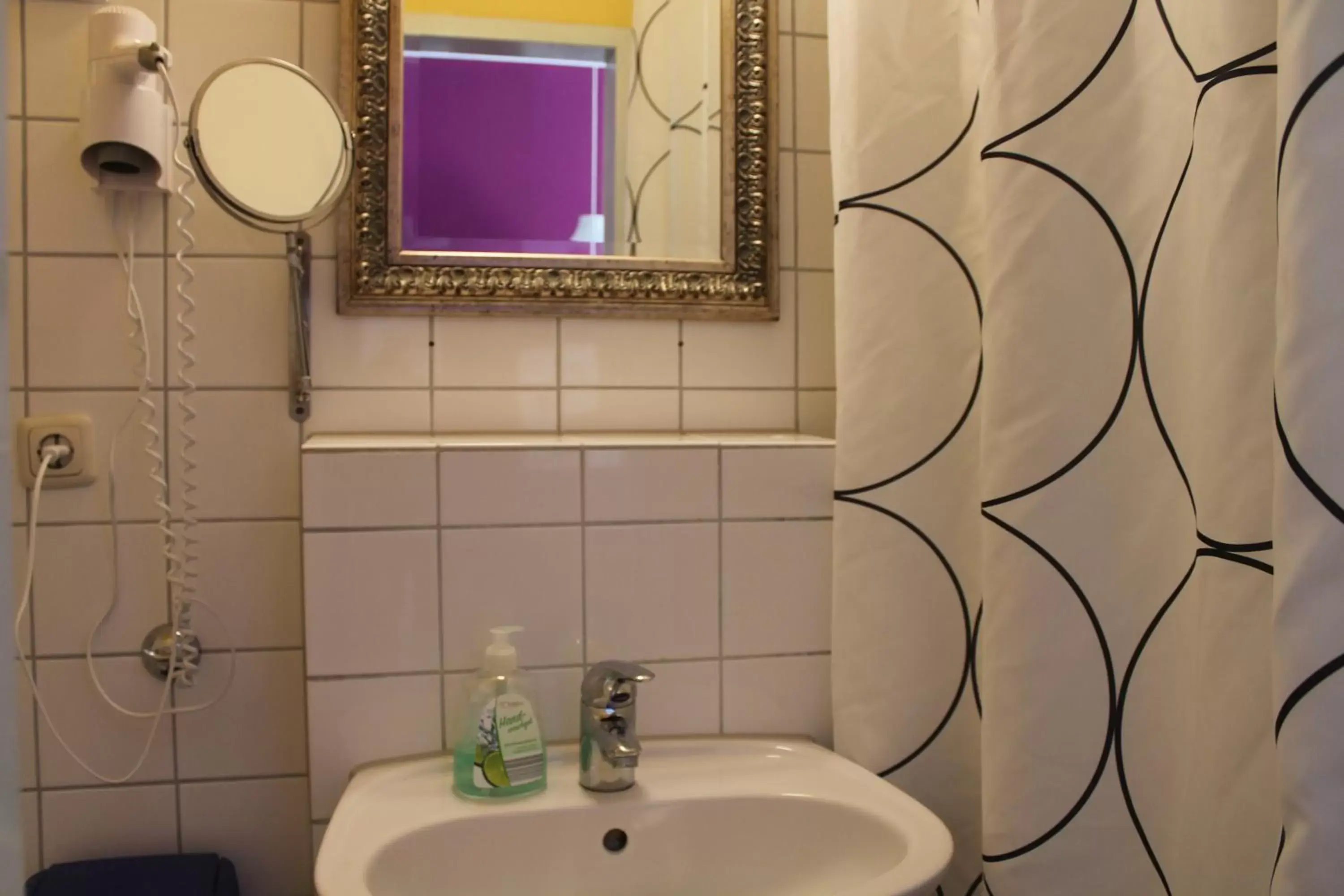 Bathroom in Station - Hostel for Backpackers