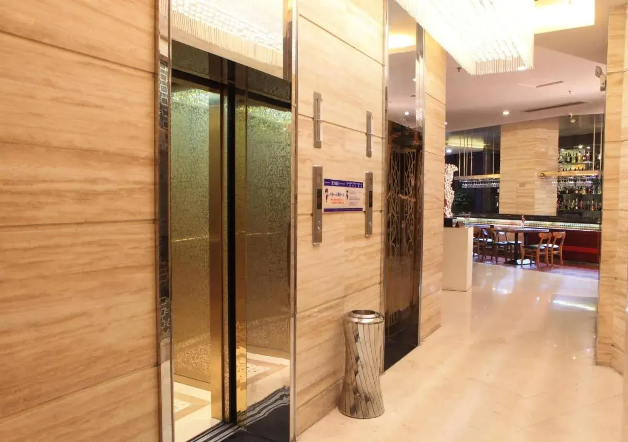 elevator in Shi Liu Hotel