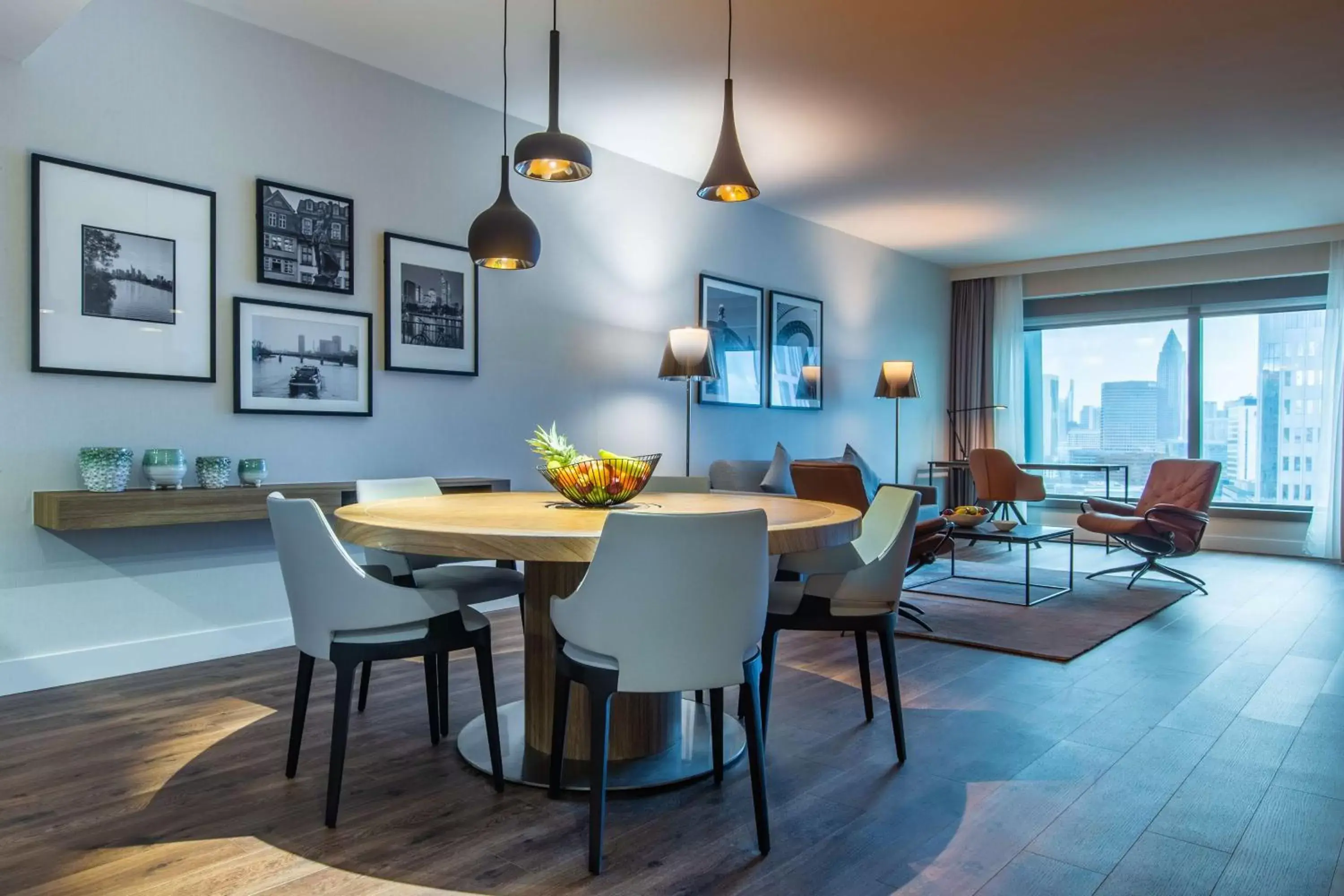 Photo of the whole room, Dining Area in Radisson Blu Hotel Frankfurt